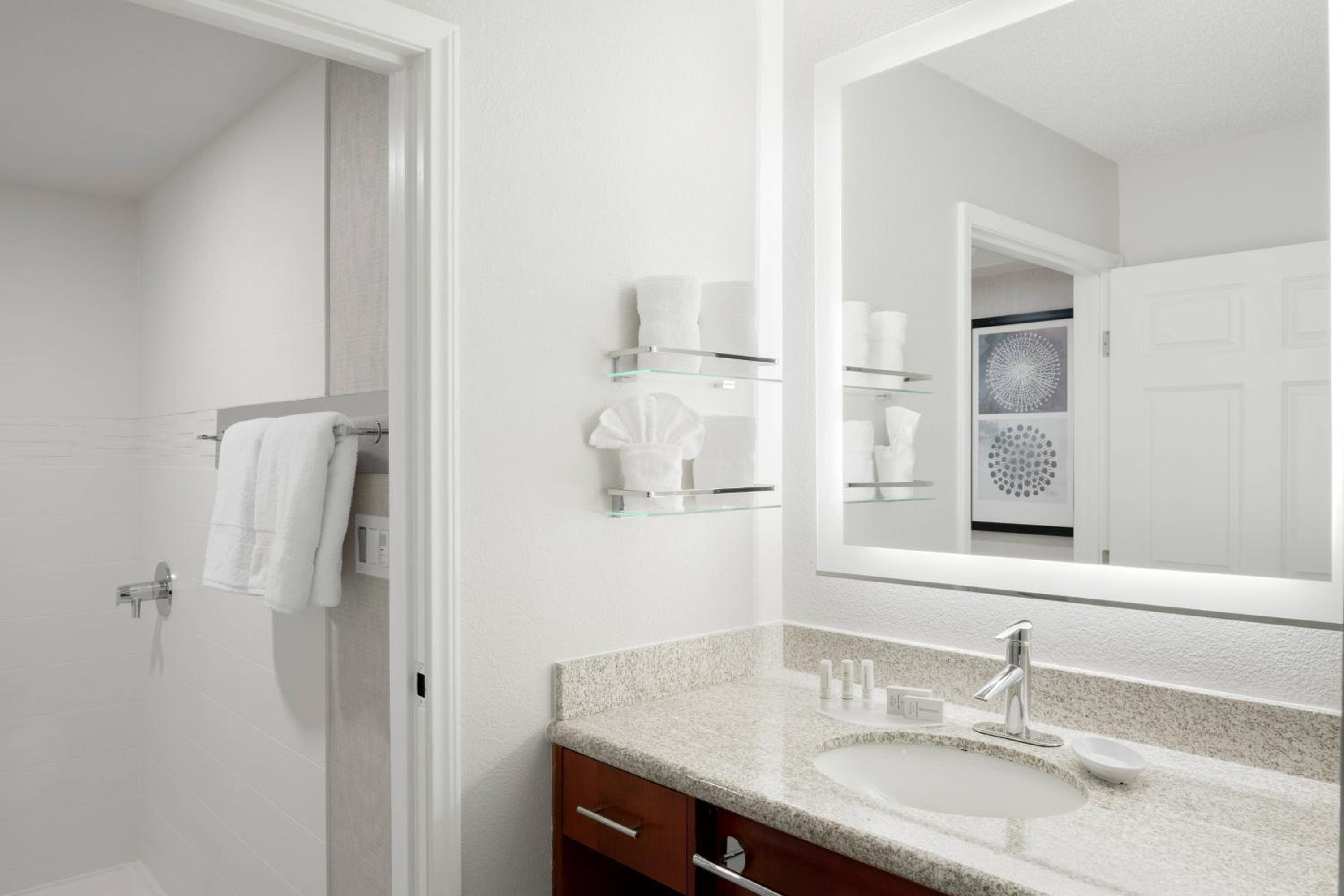 Two Bedroom Suite, 2 King Bed & Sofa Bed, Full Kitchen, Shower
