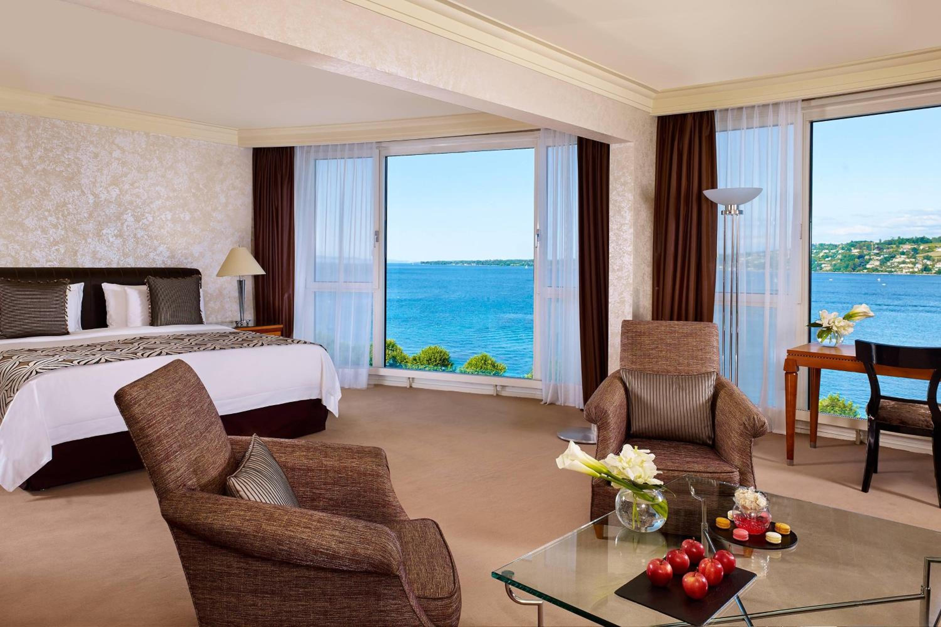 Large Junior King Suite with Lake View