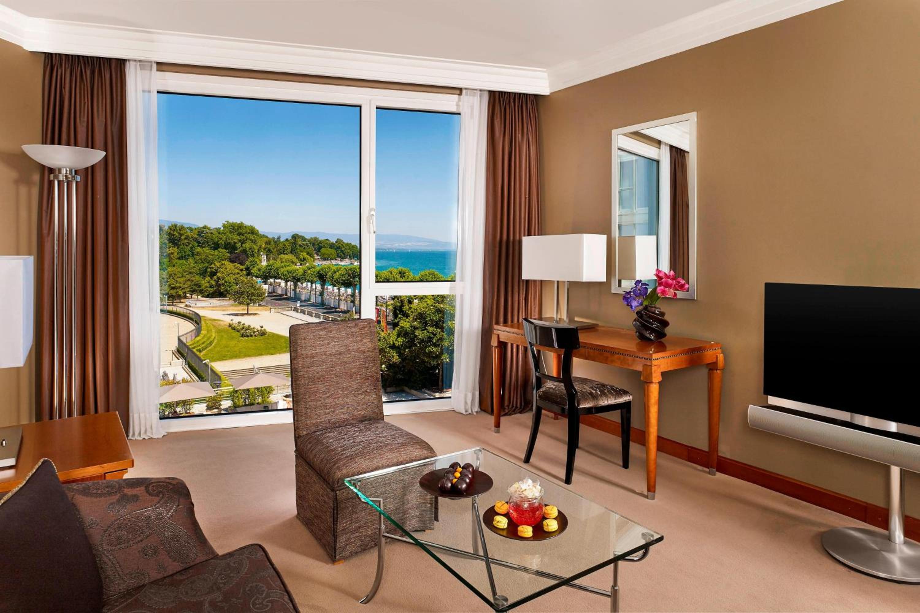 Large Junior King Suite with Lake View thumbnail 6