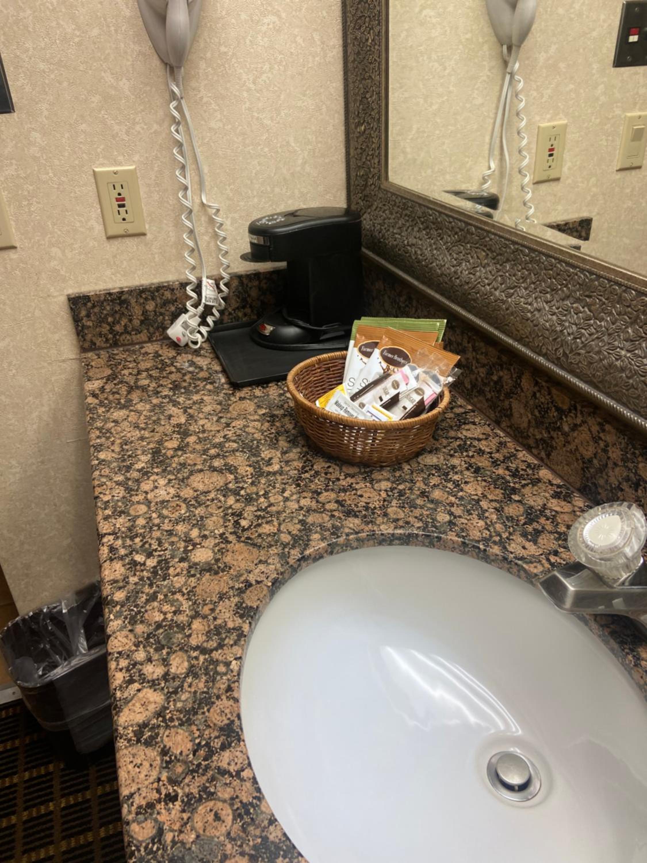 Queen Room - Non-Smoking - Photo 9