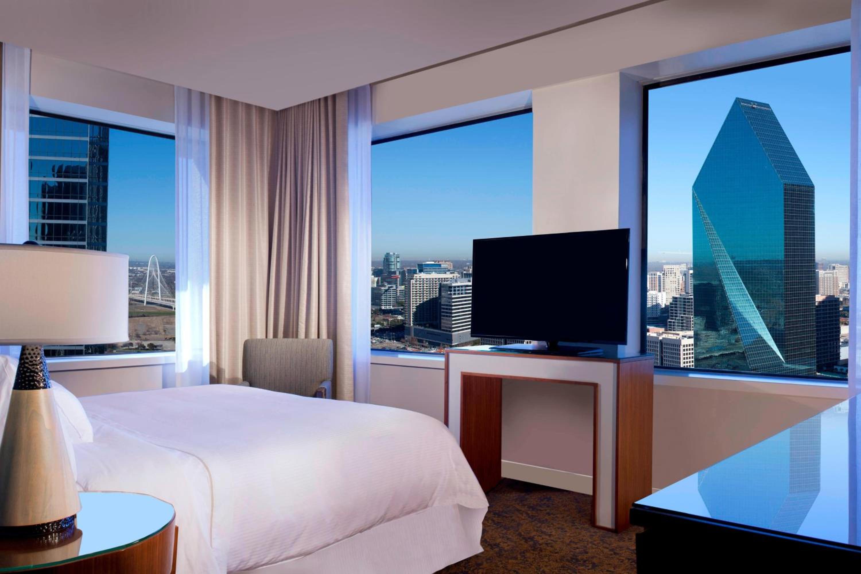 Corner King Suite With City View