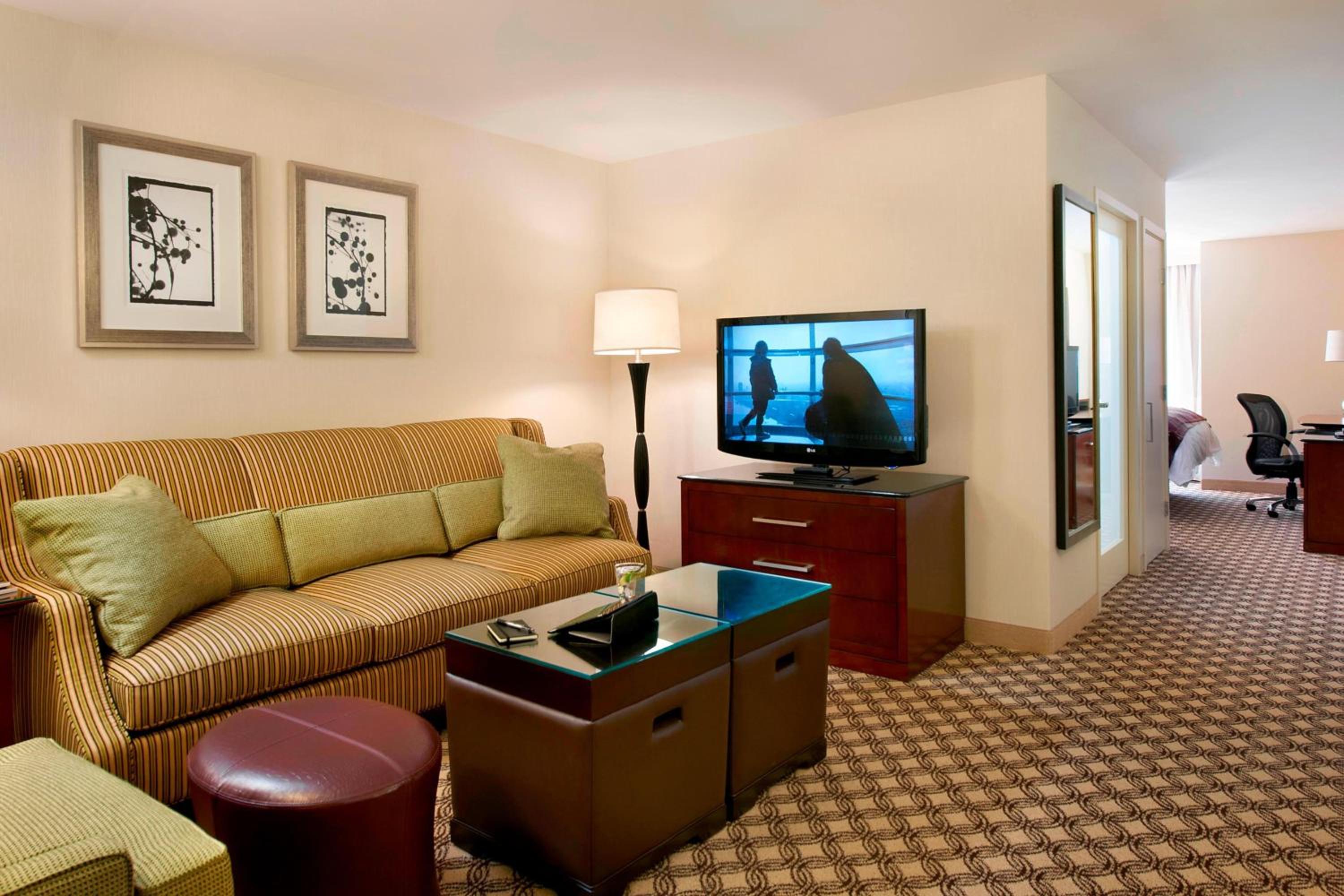 One-Bedroom Executive King Suite with Sofa Bed - Photo 2