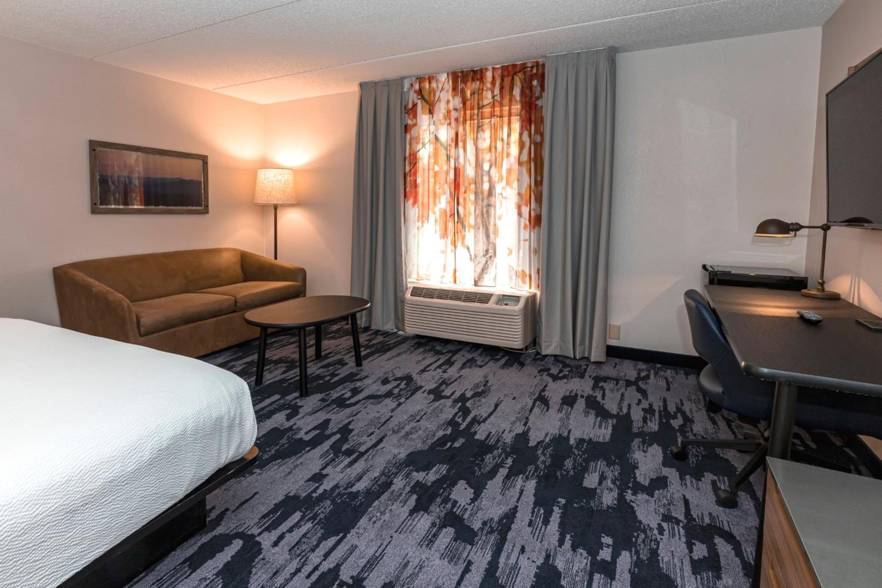 King Room with Sofa Bed - Photo 2