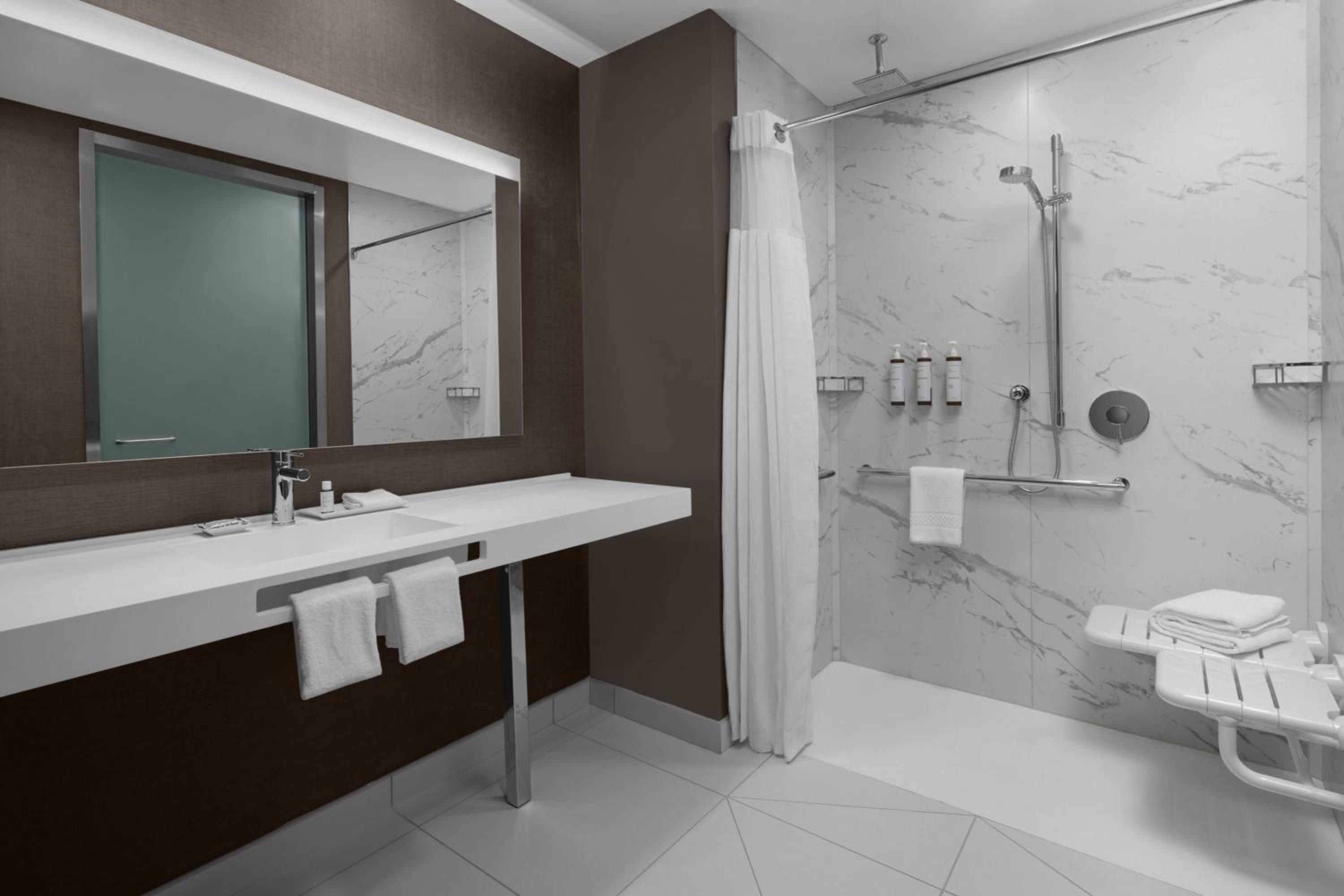 Queen Queen Guest Room, Guest room, 2 Queen (Mobility Accessible w/ Roll-in Shower)