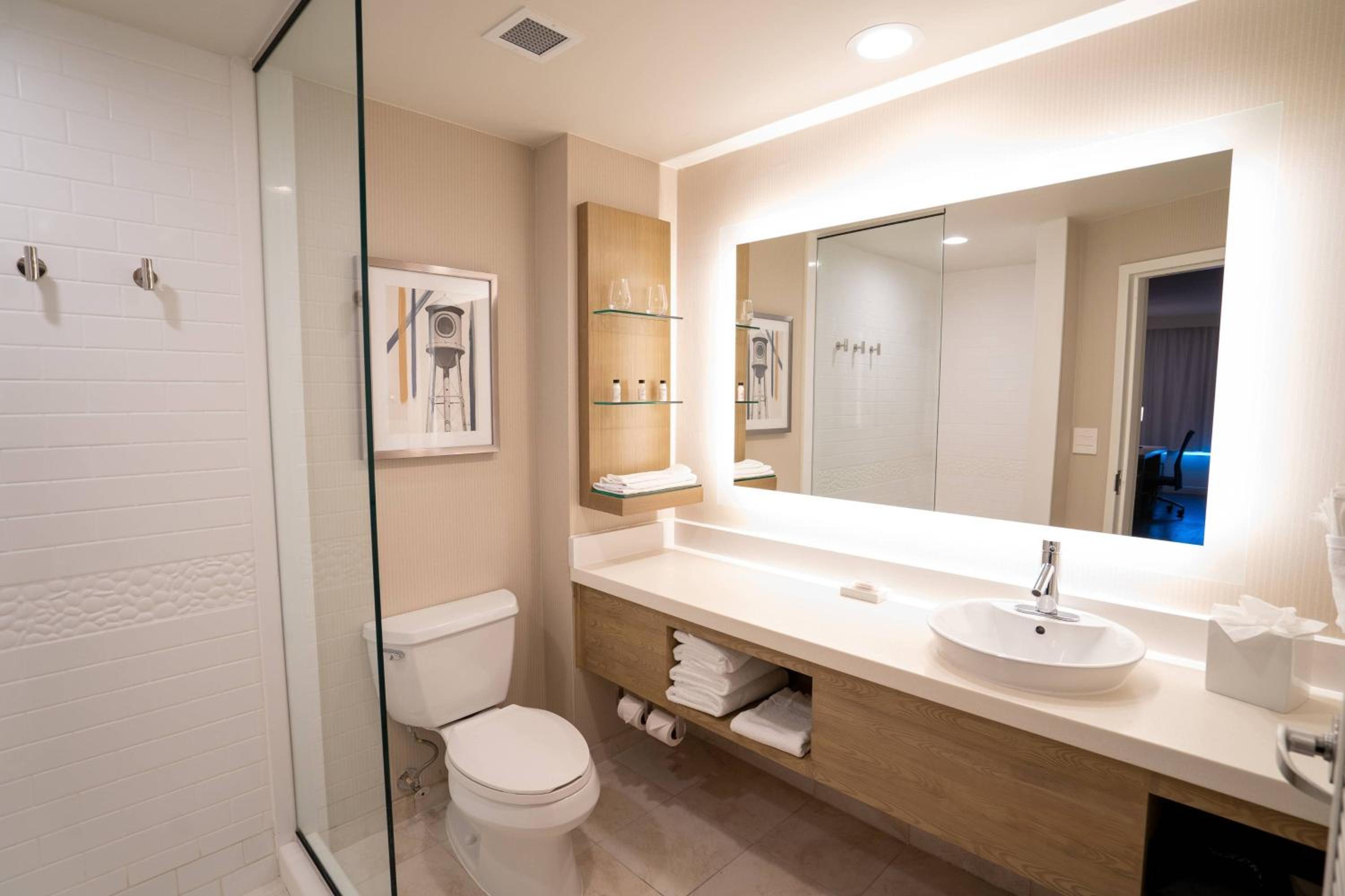 Queen Guest Room with 2 Queen Beds and Courtyard View - Photo 2