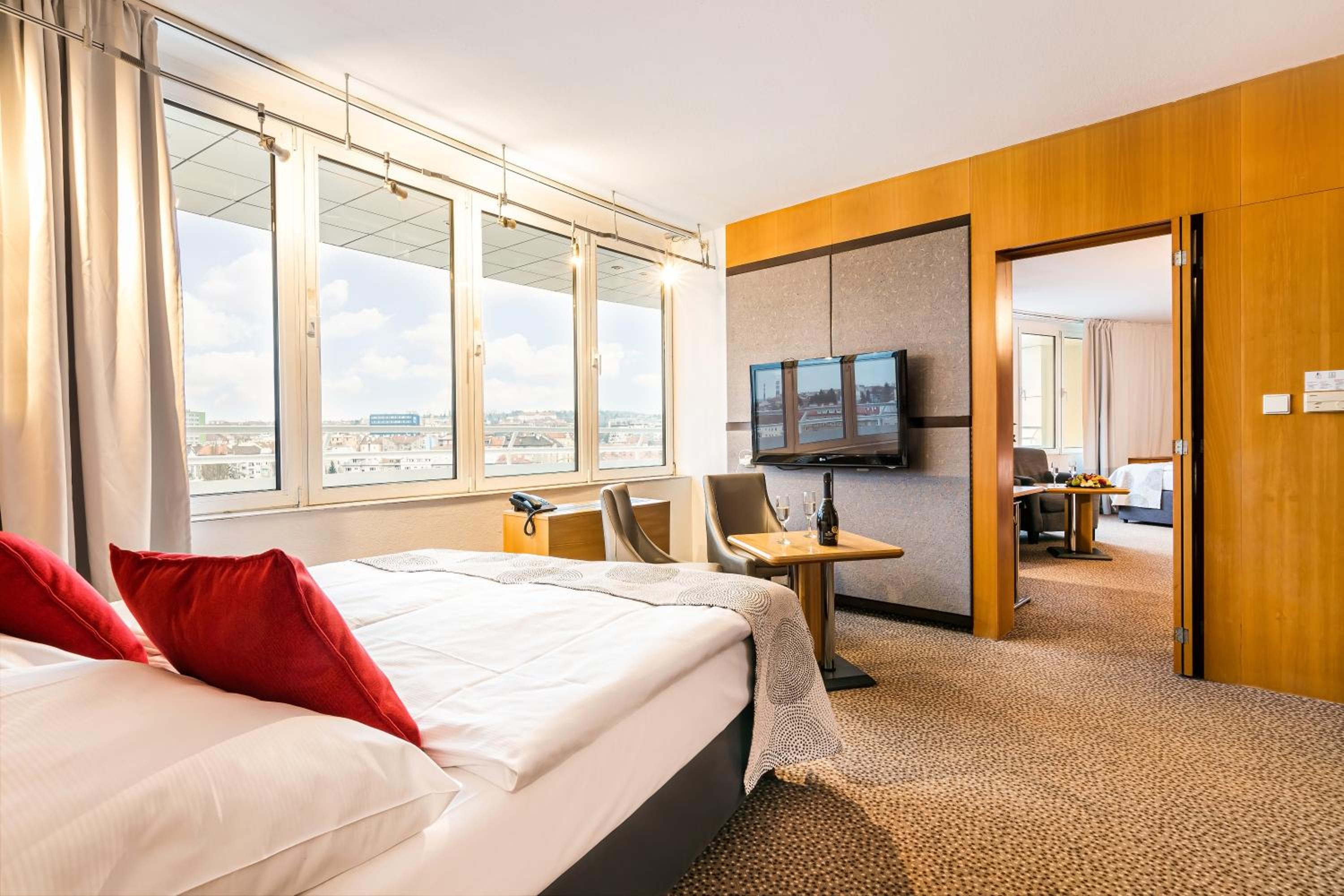 Suite with Balcony and Executive Lounge Access photo 2