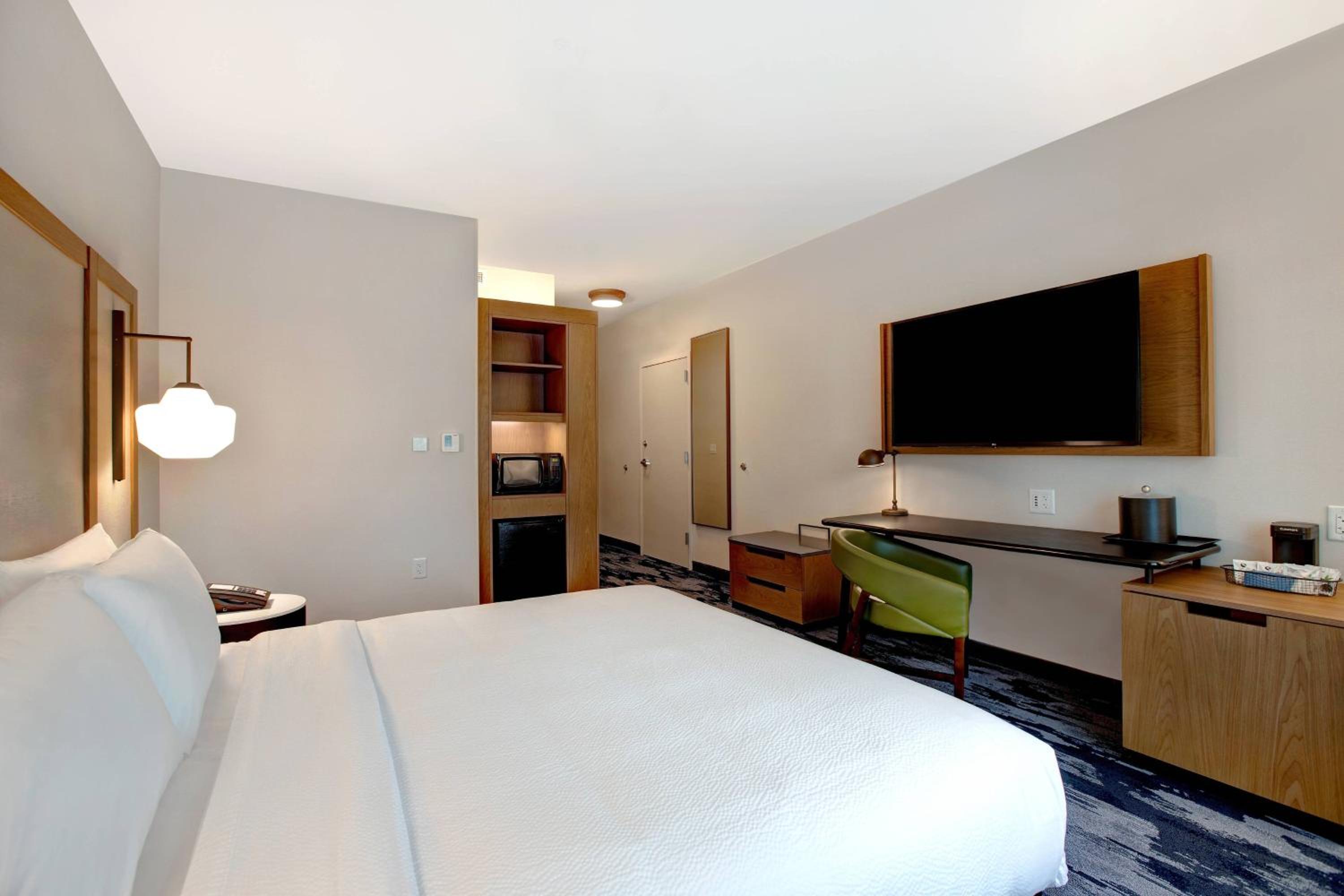 Guest Room, 1 King - Photo 2