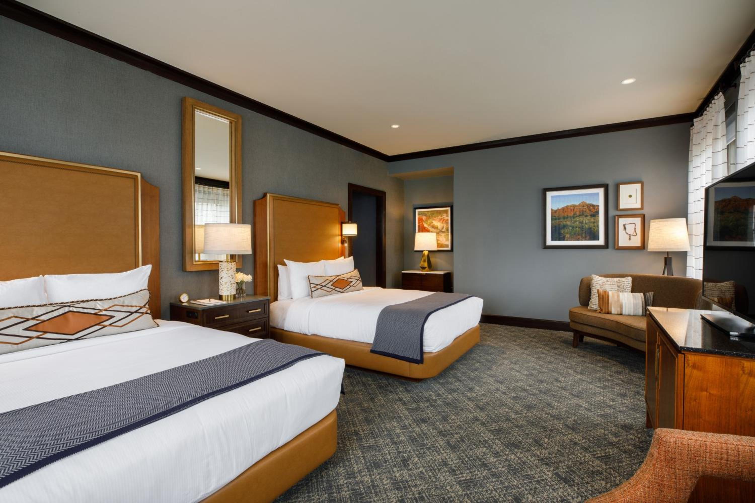 Standard Queen Room with Two Queen Beds - Photo 3