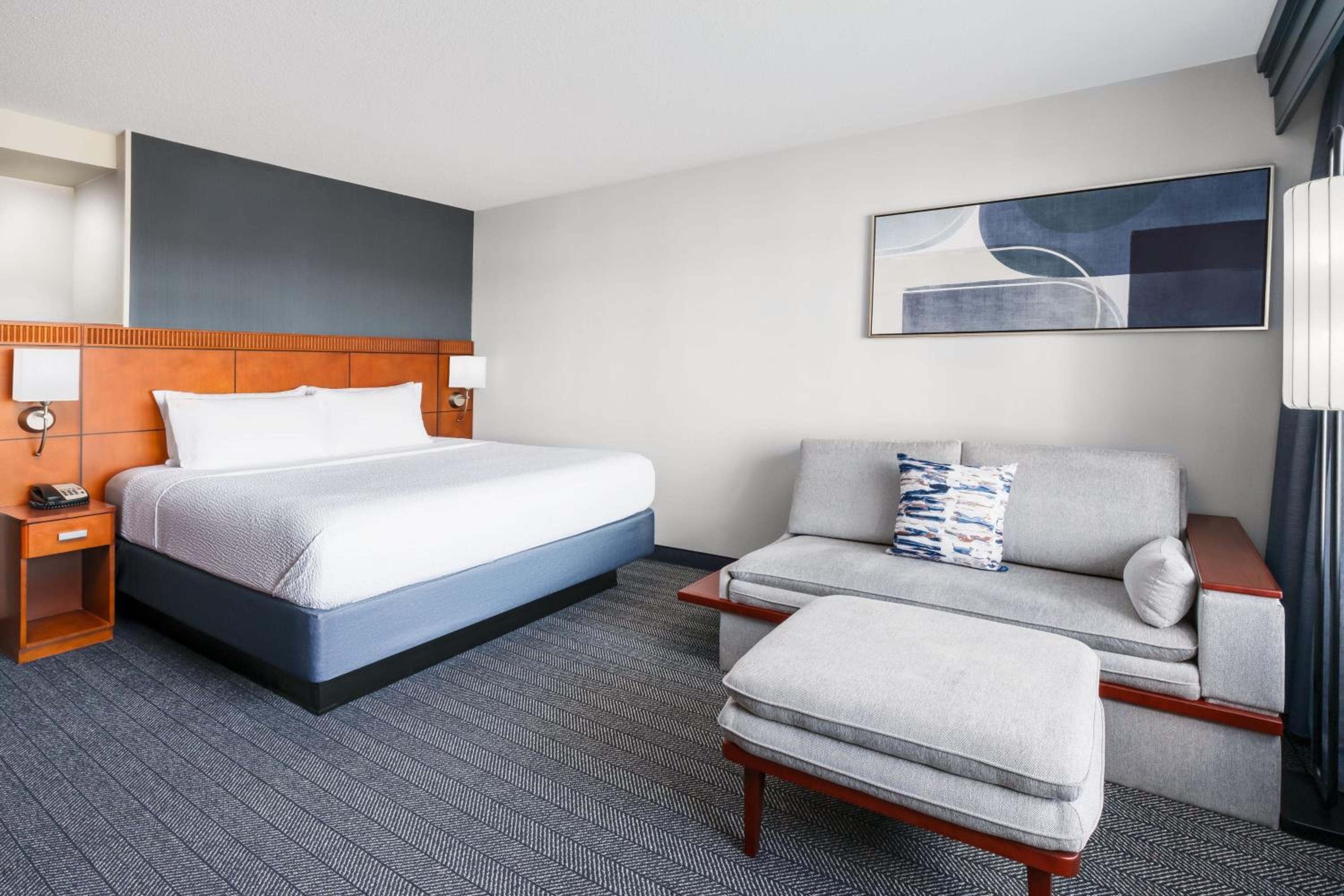 King Room with Sofa Bed - Photo 1