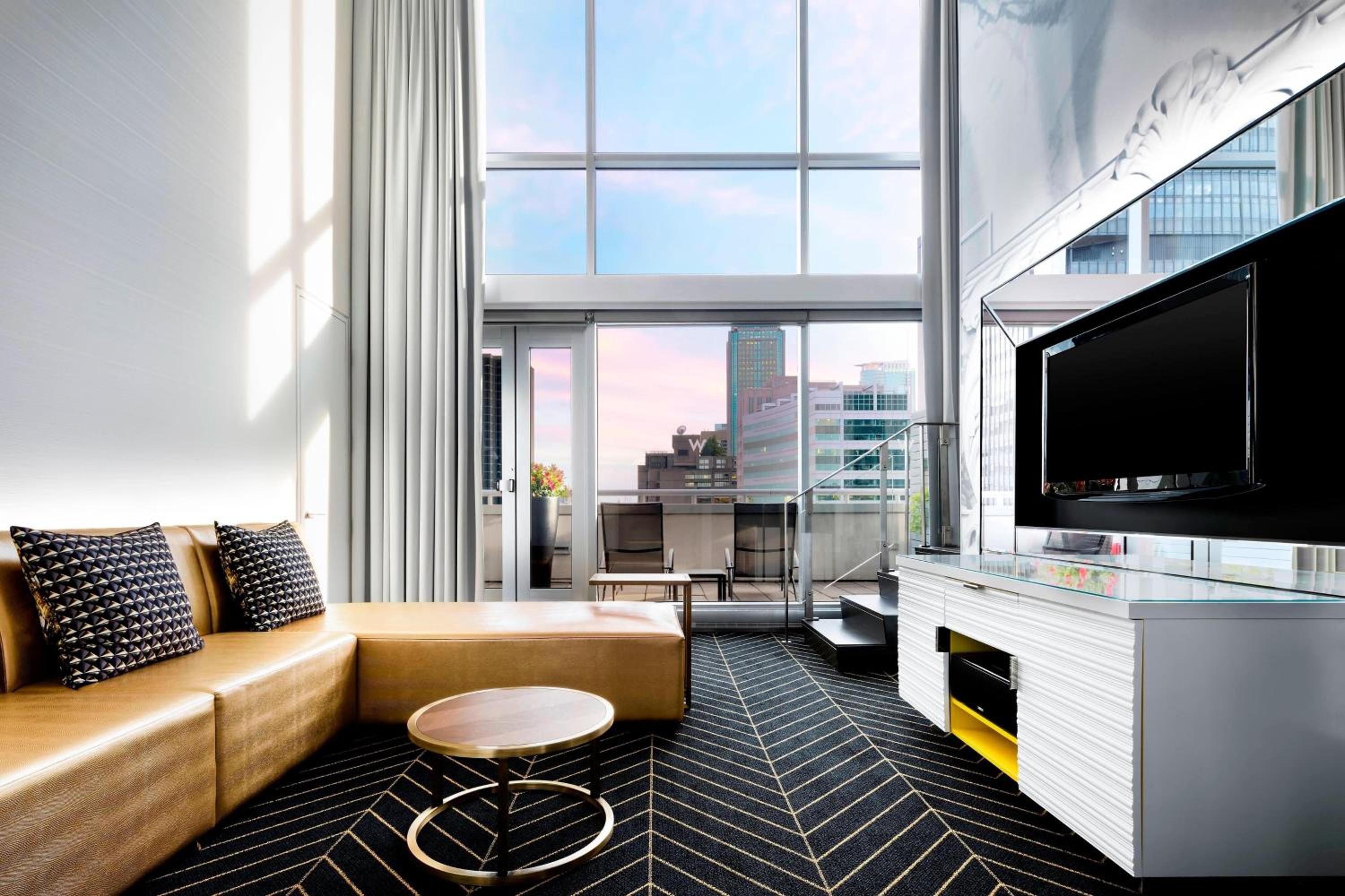 WOW, Suite, 1 King, Park view, Balcony - Photo 1