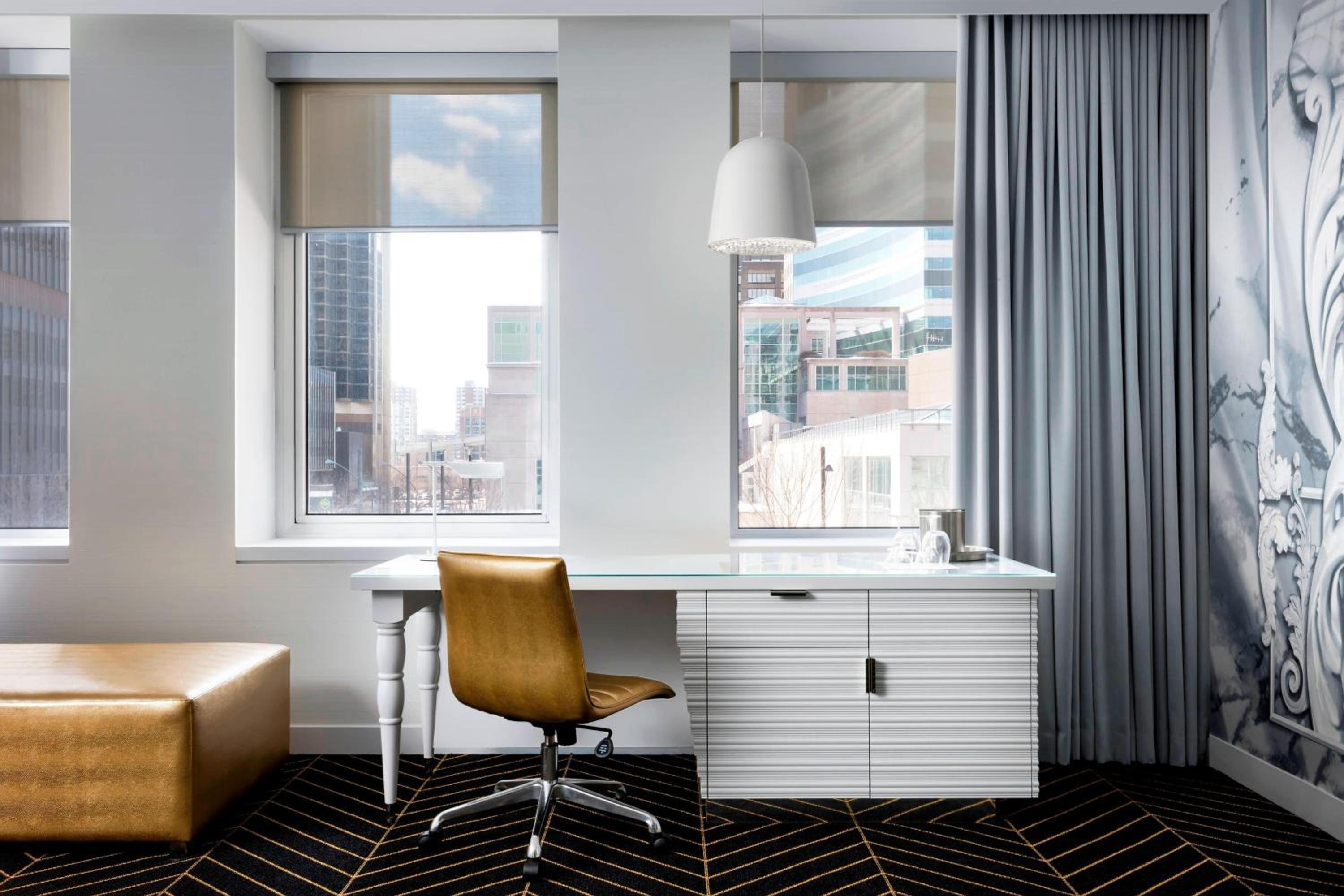 Fantastic, Suite, 1 King - Photo 3