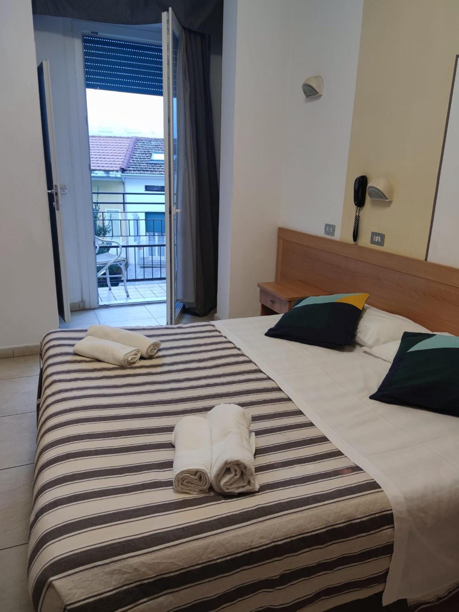 Standard Double or Twin Room photo 3