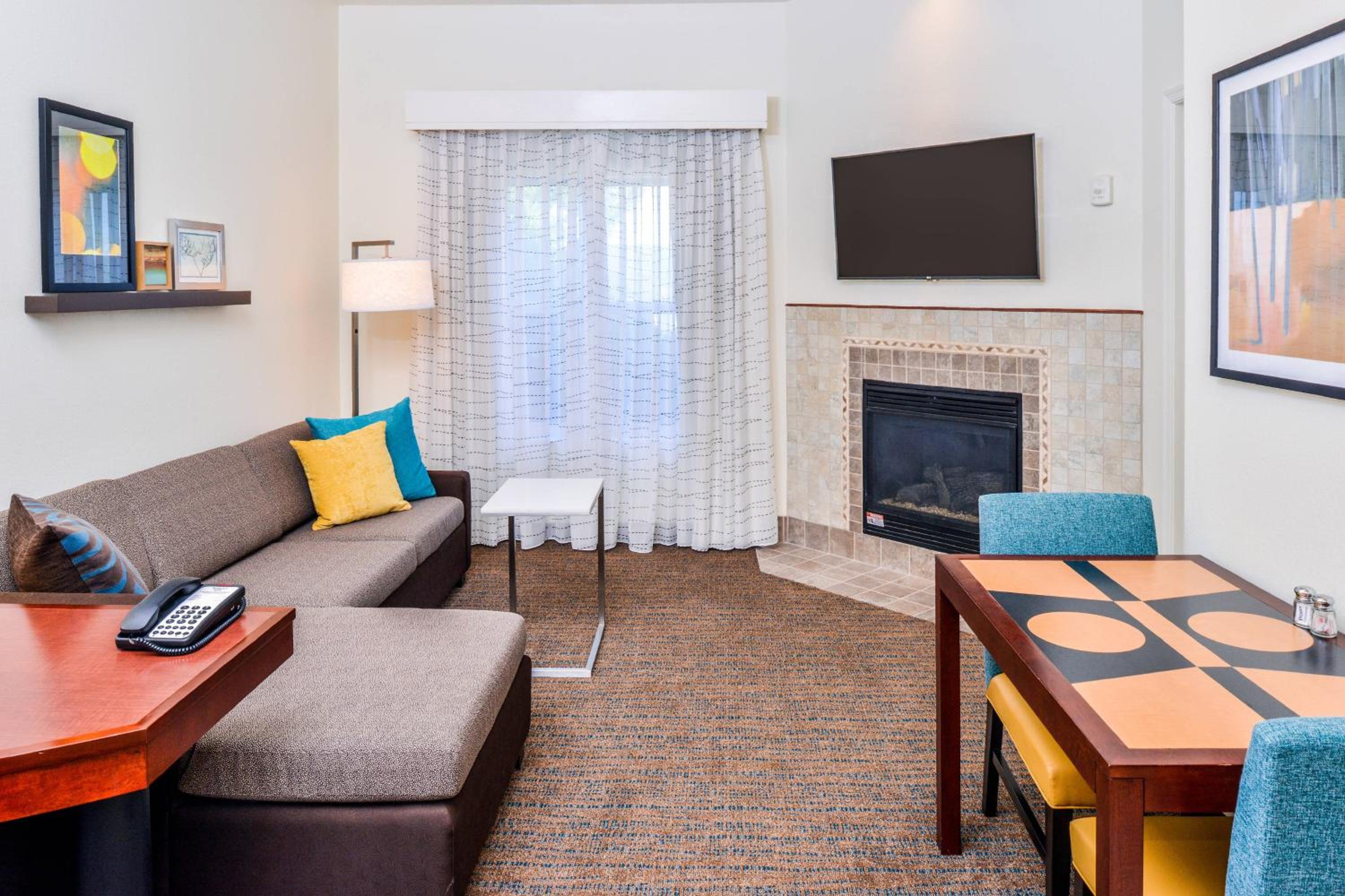 1 Bedroom 2 room Suite, 1 King, Sofabed - Photo 1