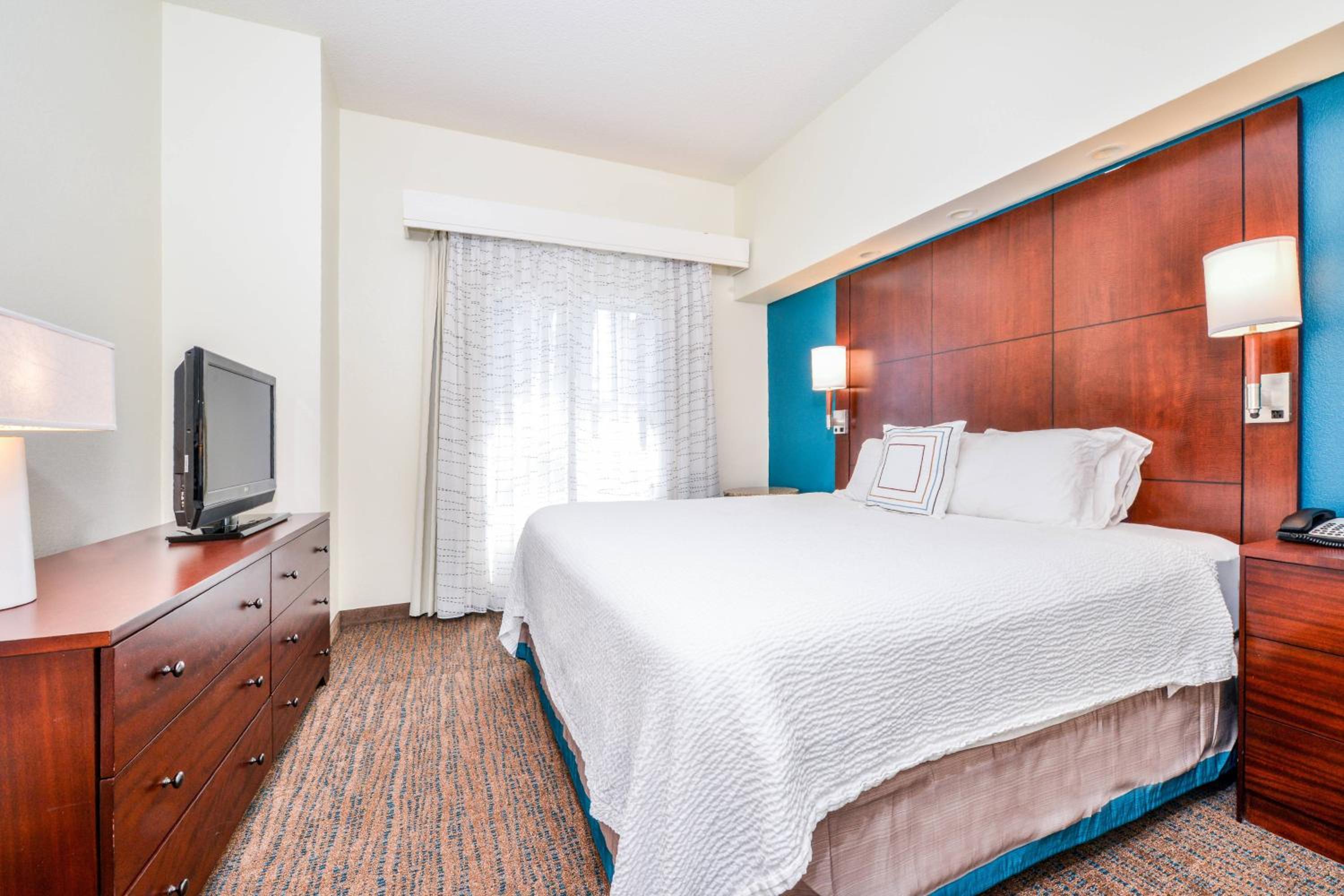 1 Bedroom 2 room Suite, 1 King, Sofabed - Photo 2