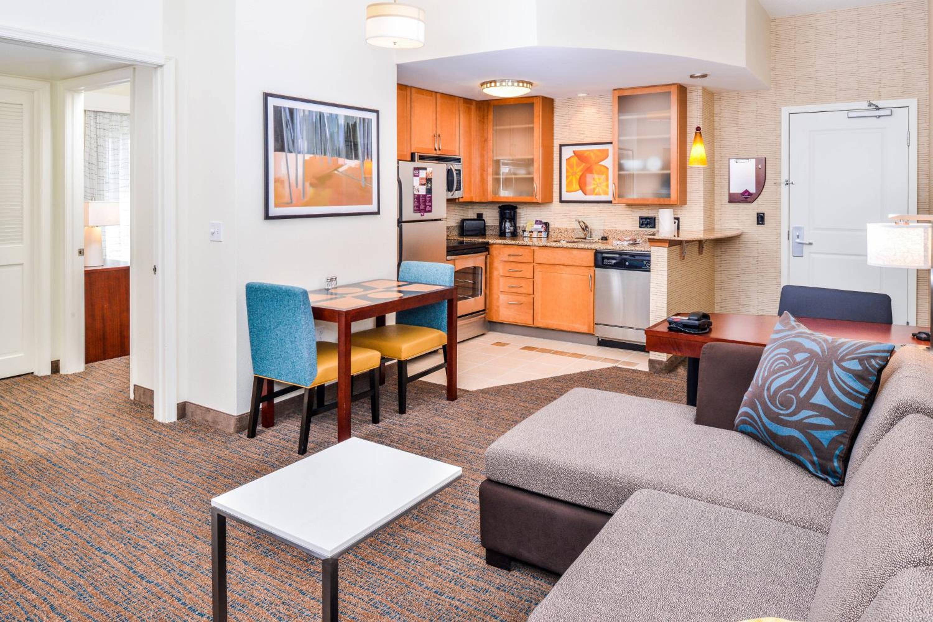 1 Bedroom 2 room Suite, 1 King, Sofabed - Photo 3