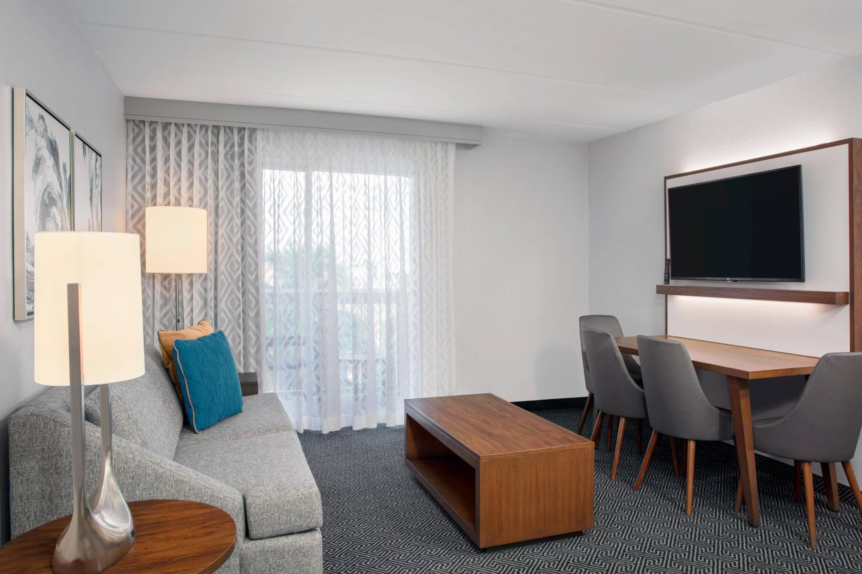 One-Bedroom Suite - Photo 2
