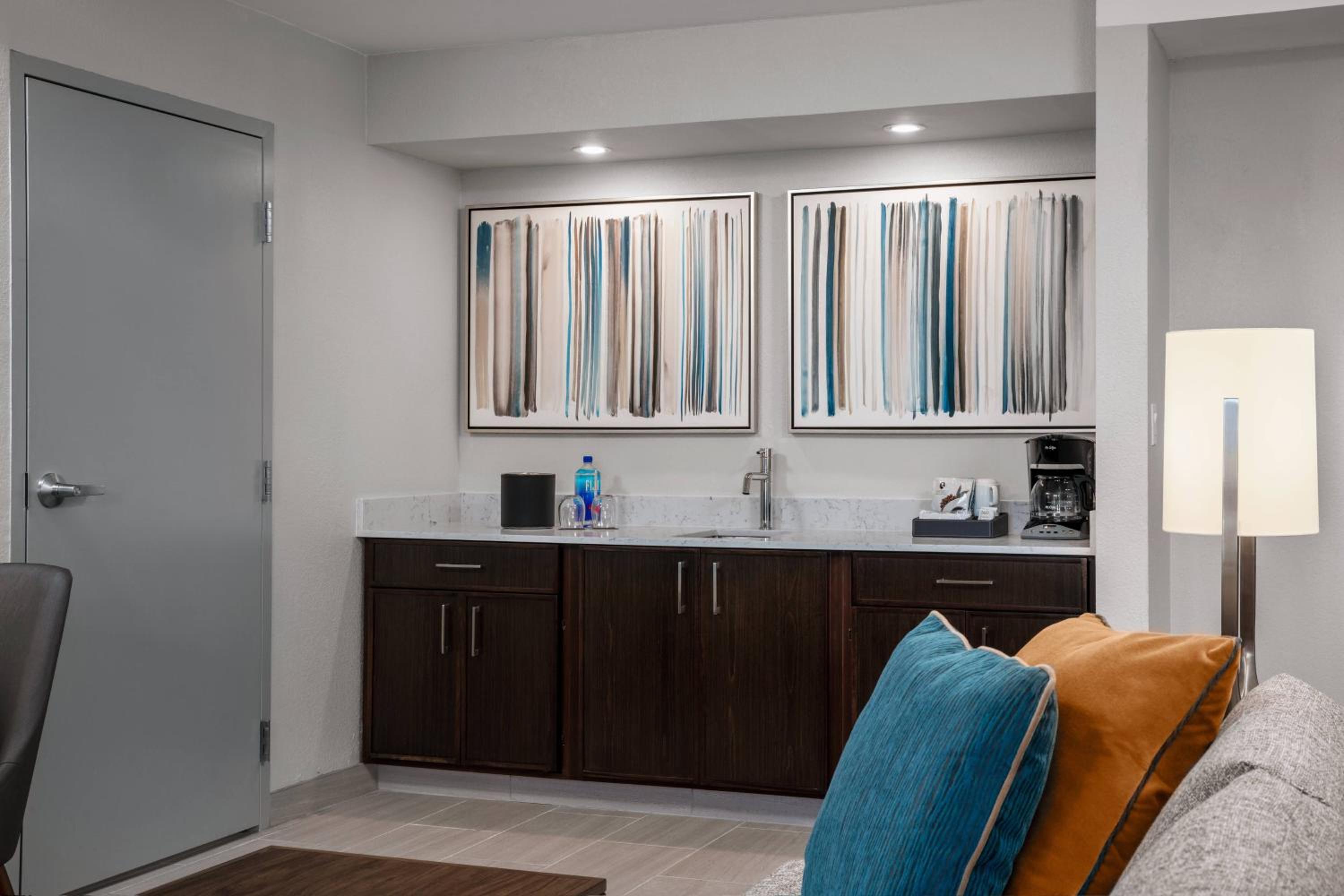 One-Bedroom Suite - Photo 3