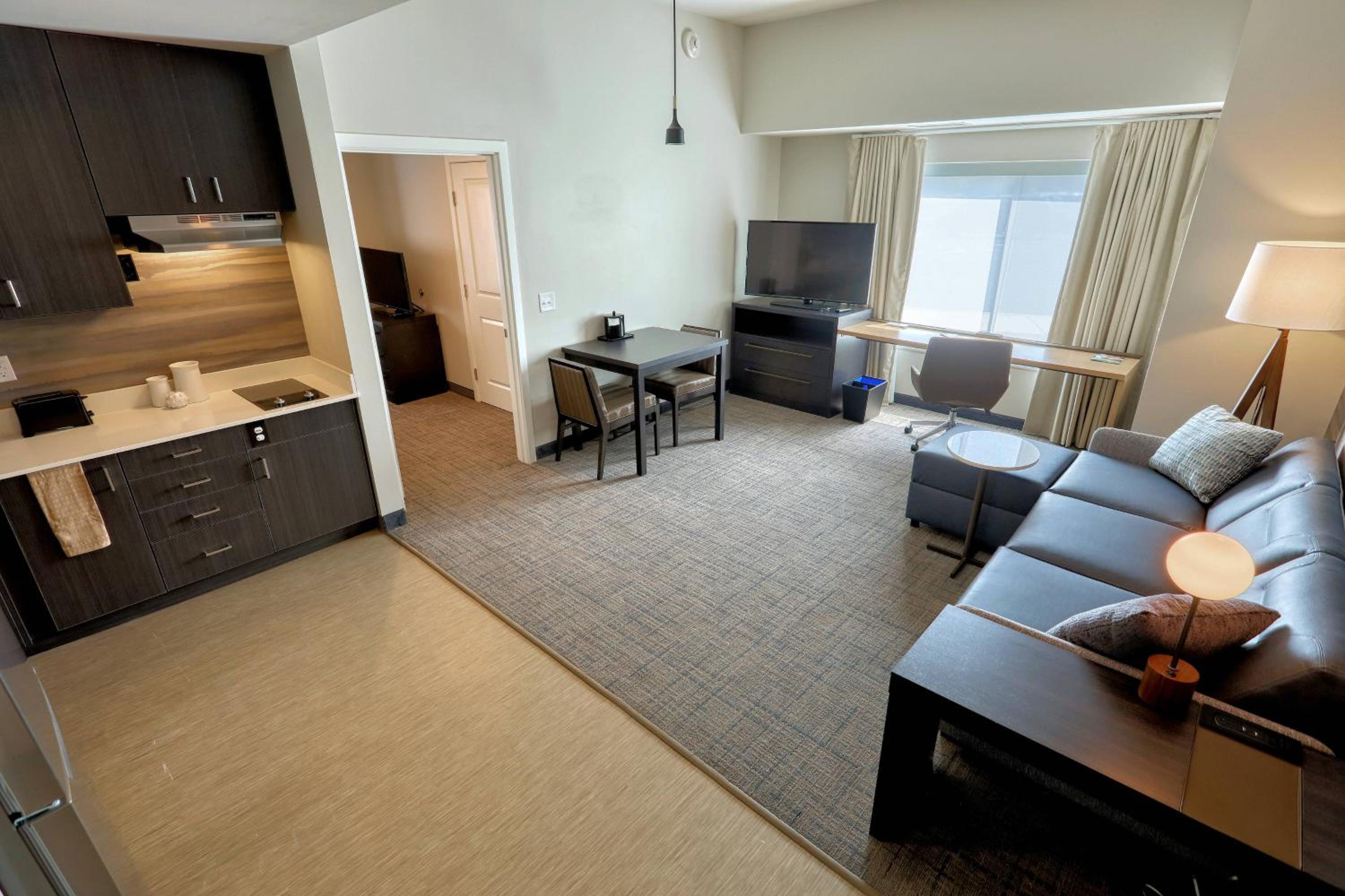 1 Bedroom Suite, 1 King, Sofa bed - Photo 1