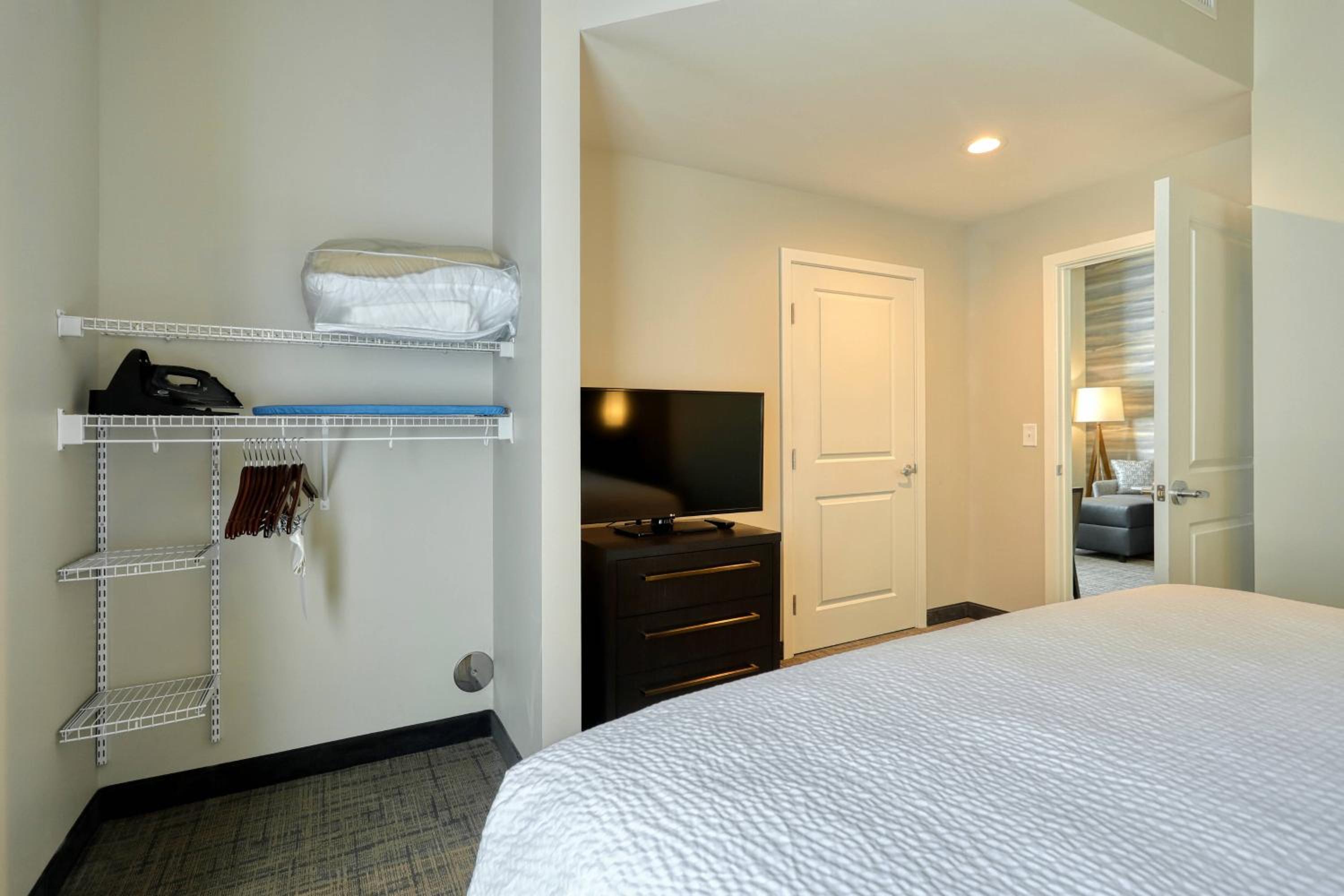 1 Bedroom Suite, 1 King, Sofa bed - Photo 4