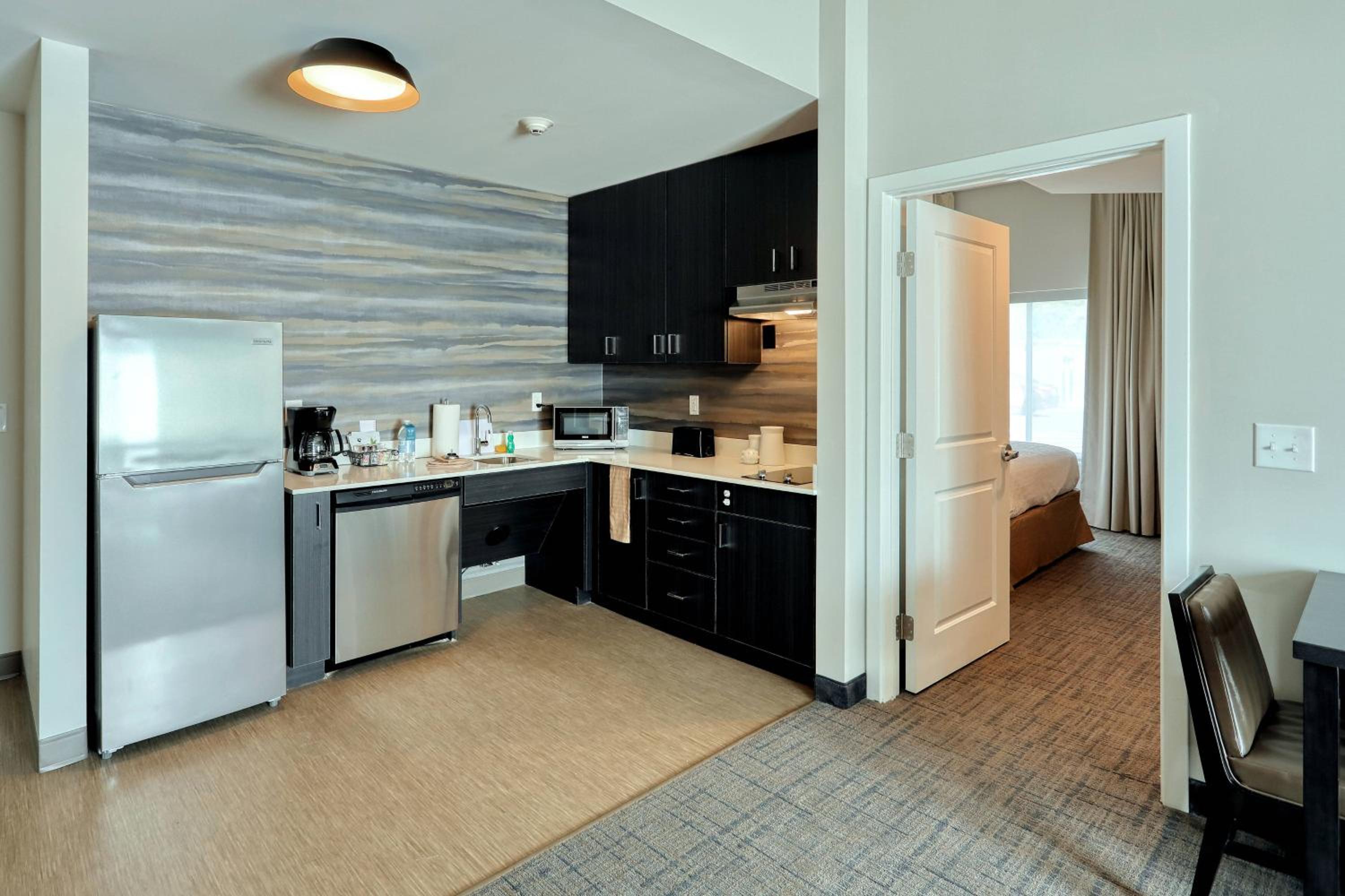 1 Bedroom Suite, 1 King, Sofa bed - Photo 3