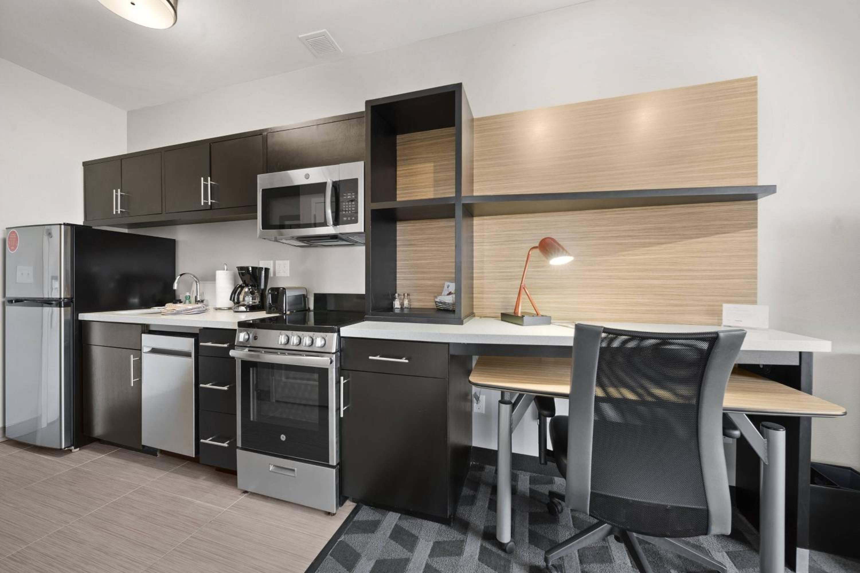 1 Bedroom Suite, 1 Queen, Sofa bed - Photo 3