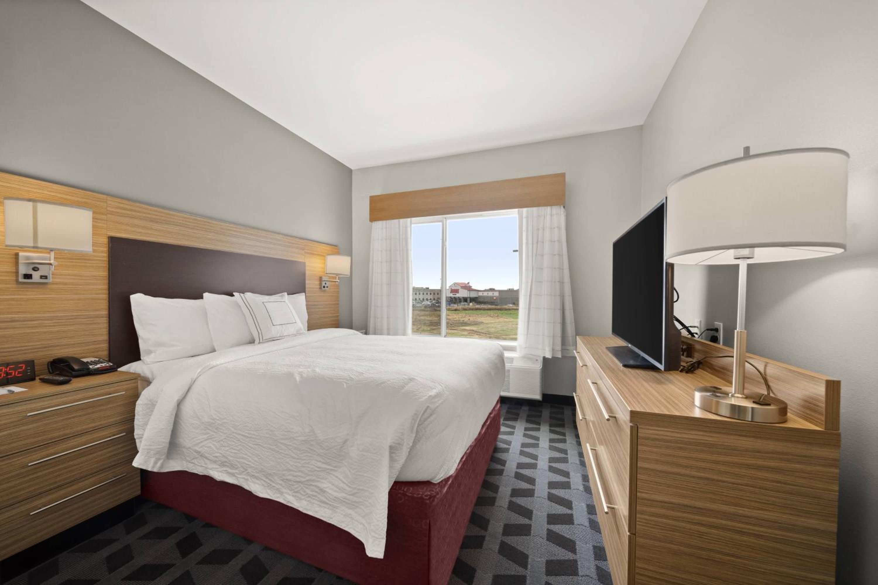 1 Bedroom Suite, 1 Queen, Sofa bed - Photo 2
