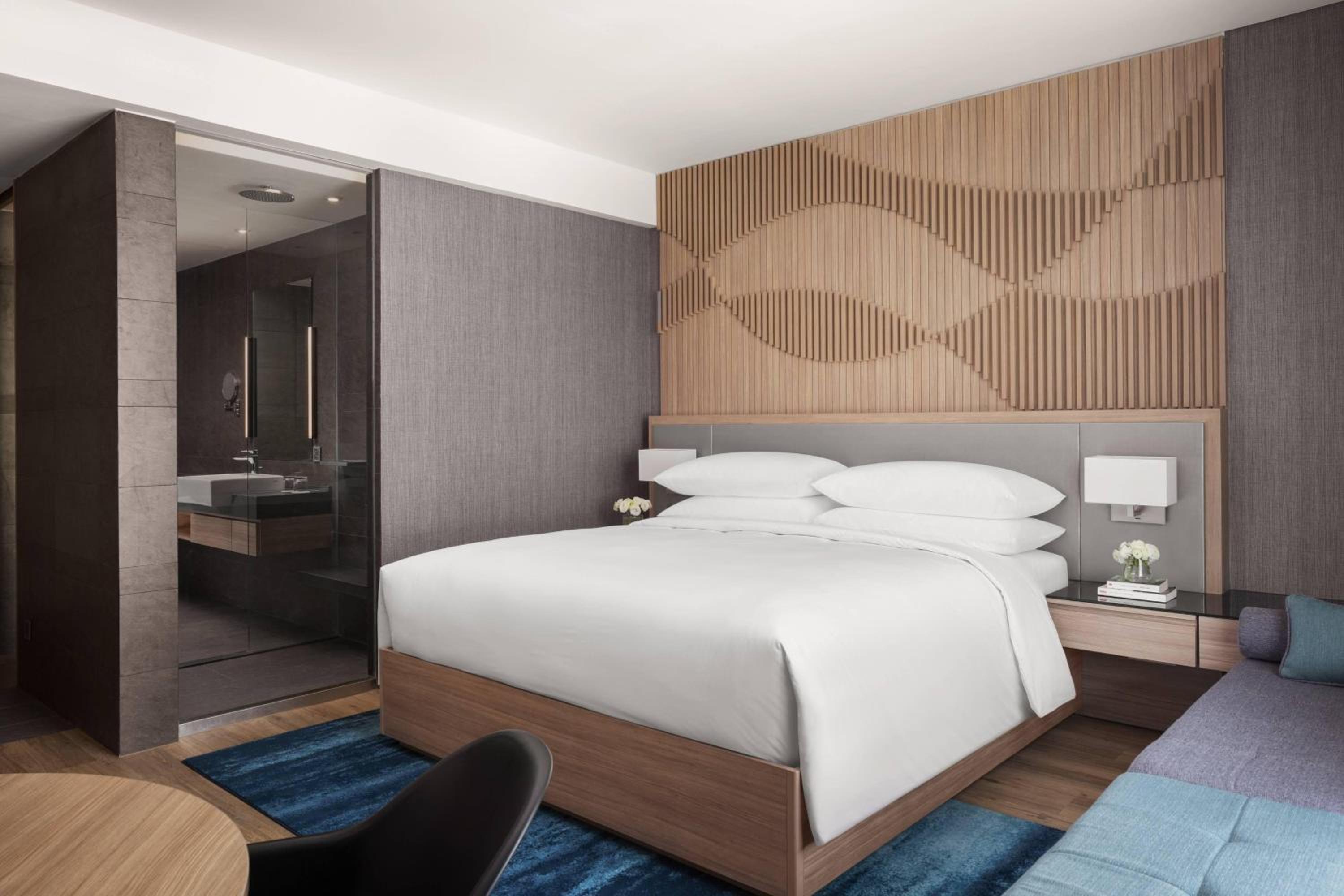 Deluxe King Room with Sofa Bed - Photo 3