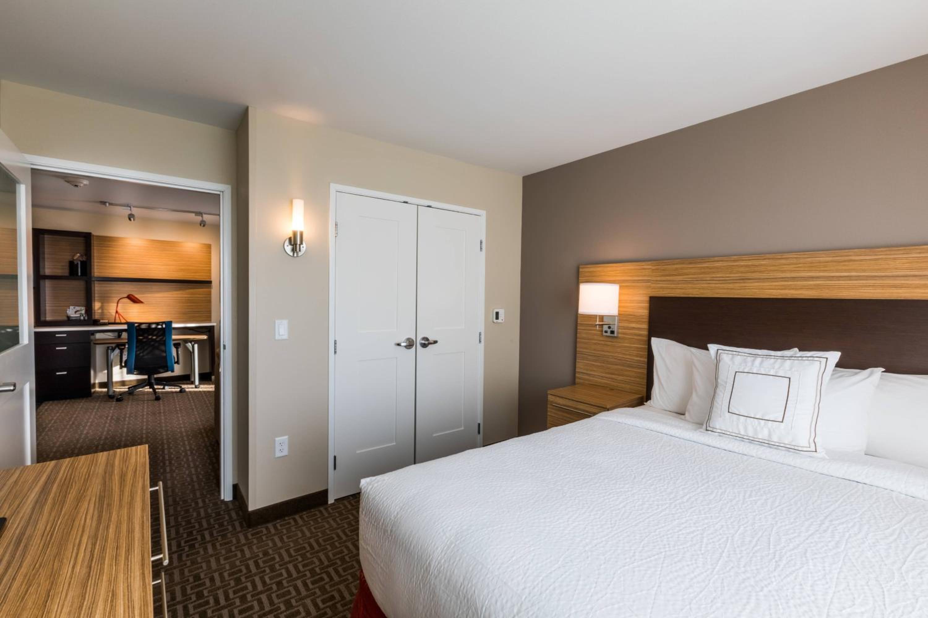 One Bedroom Suite with a Queen Bed and Sofa photo 2