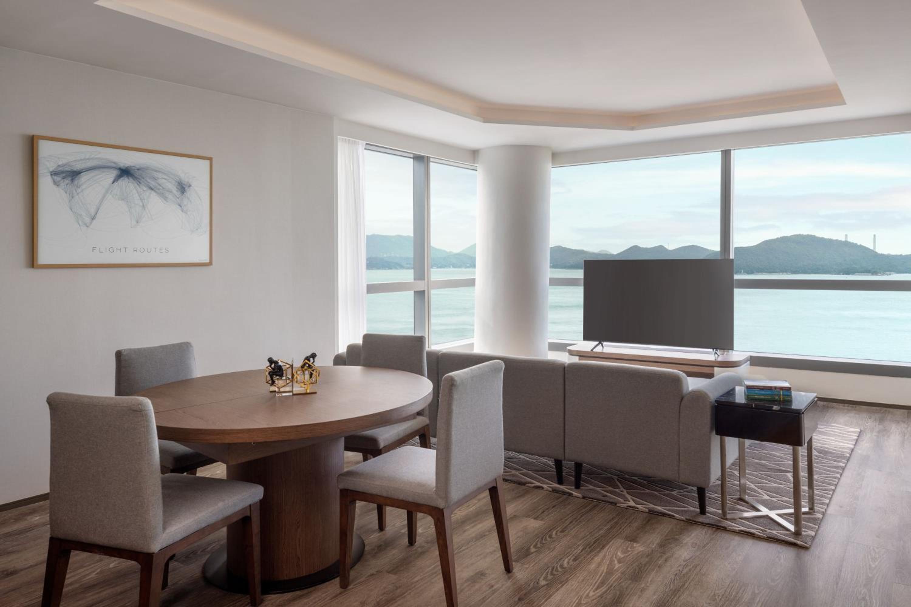 Le Meridien Suite, Larger Suite, 1 King, Oceanfront