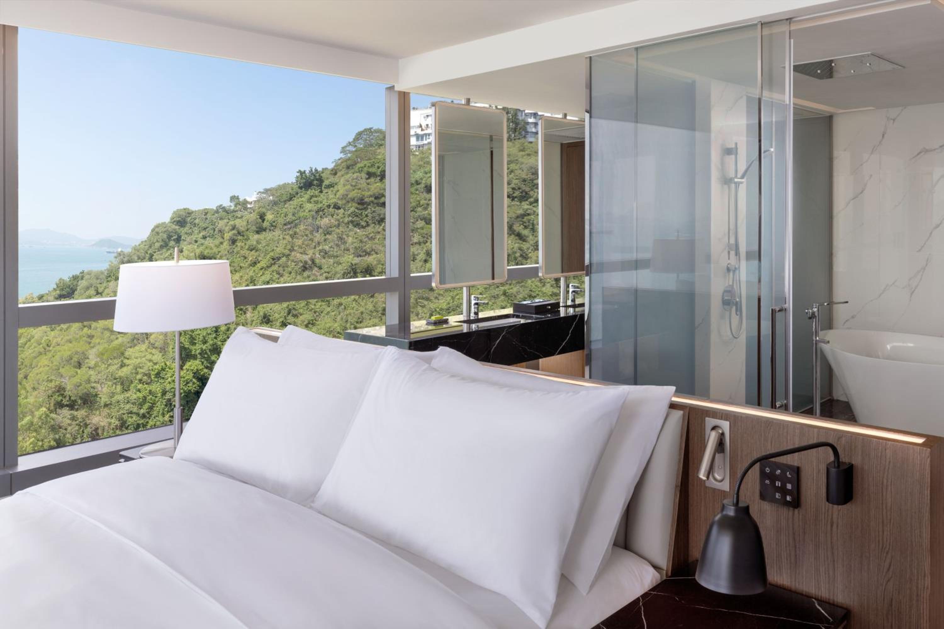Le Meridien Suite, Larger Suite, 1 King, Oceanfront
