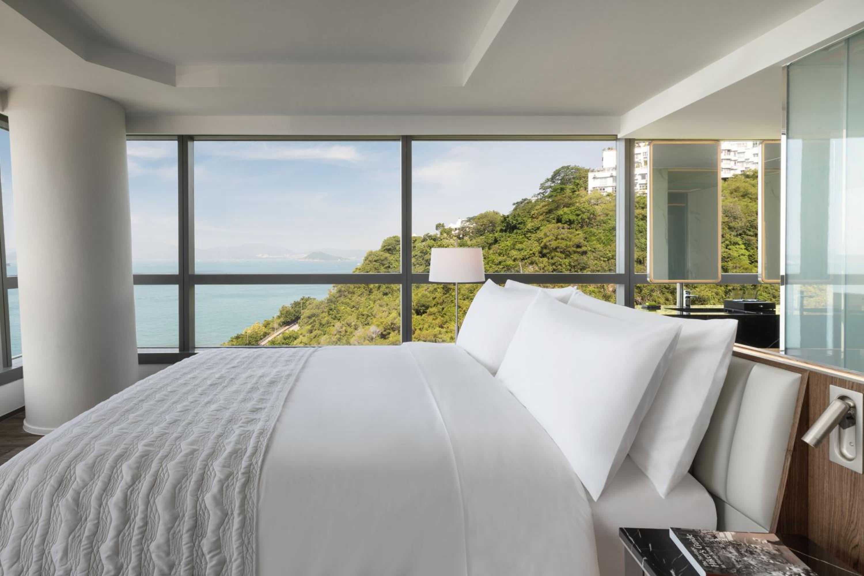 Le Meridien Suite, Larger Suite, 1 King, Oceanfront