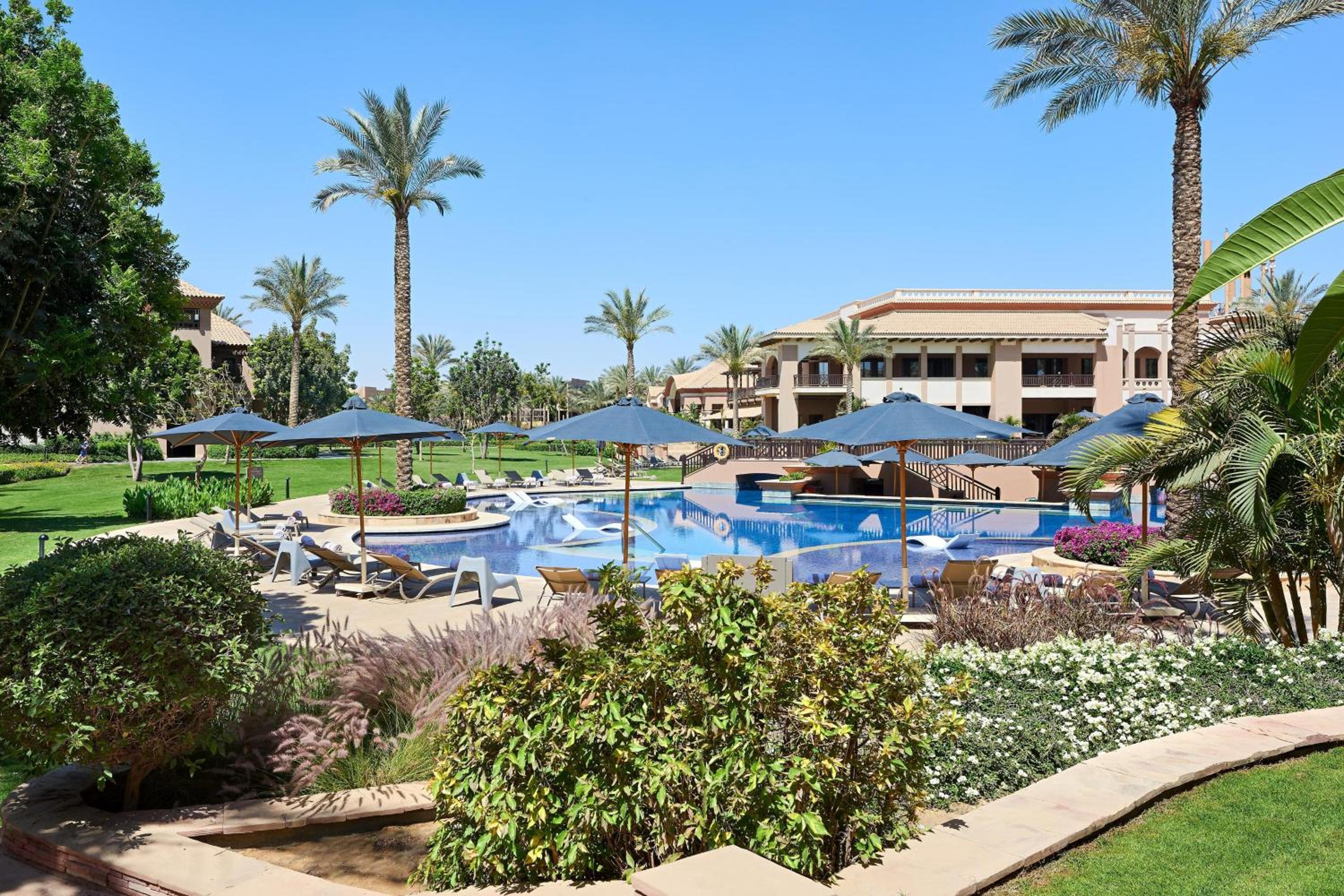Superior Pool View Room, 1 King, Poolside view thumbnail 5