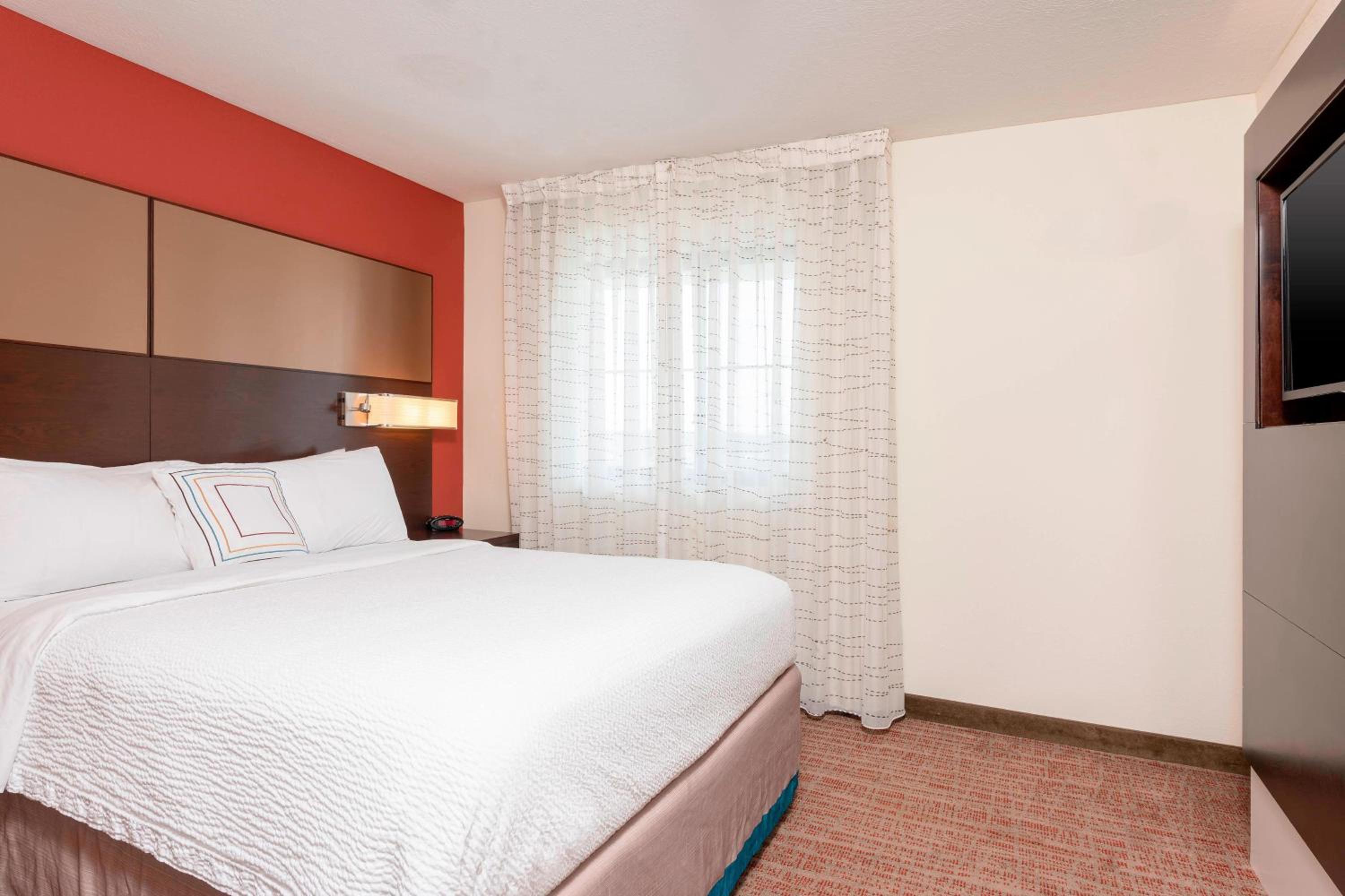 One-Bedroom King Suite with Sofa Bed - Non-Smoking photo 3