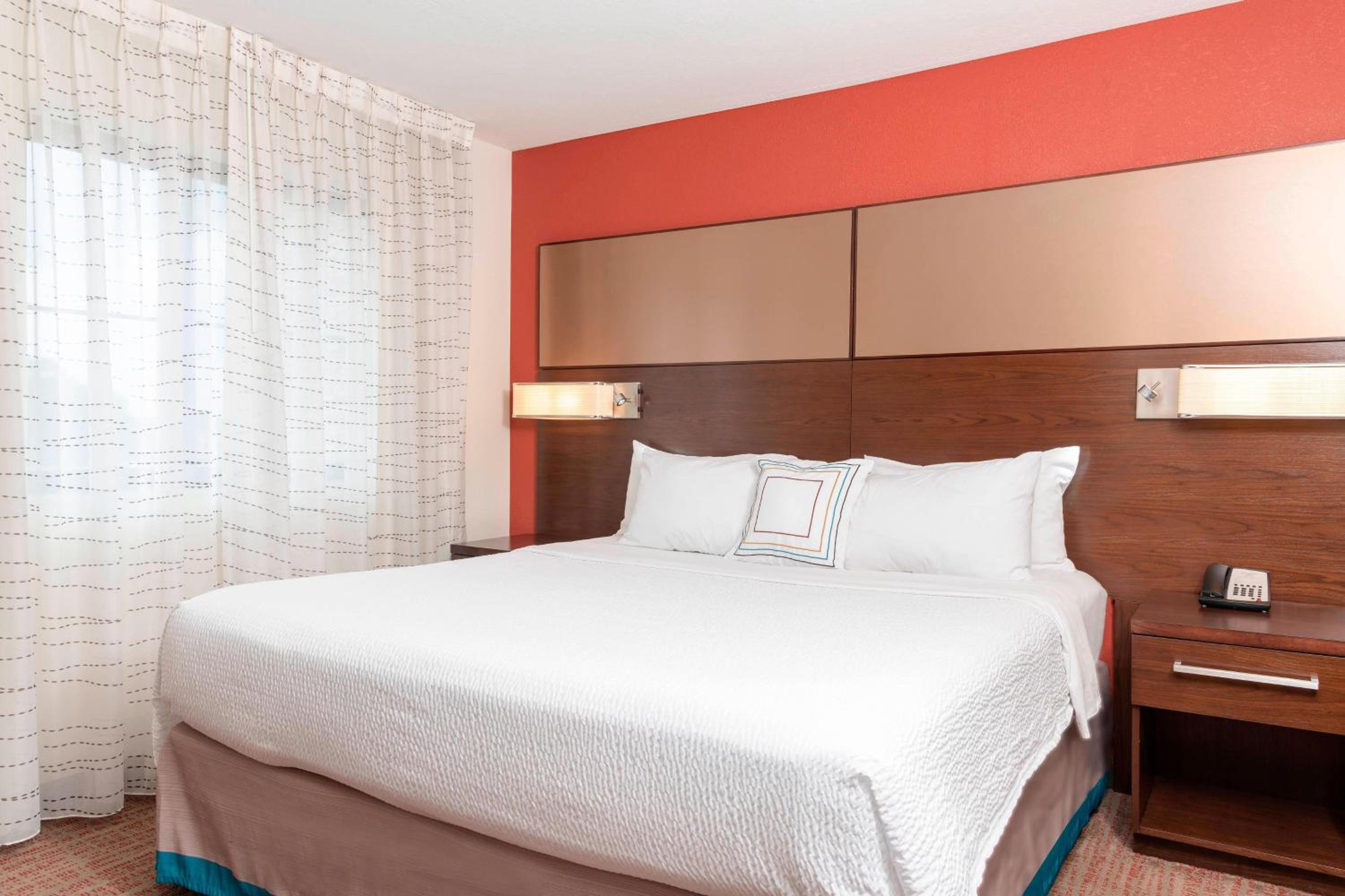 One-Bedroom King Suite with Sofa Bed - Non-Smoking photo 2