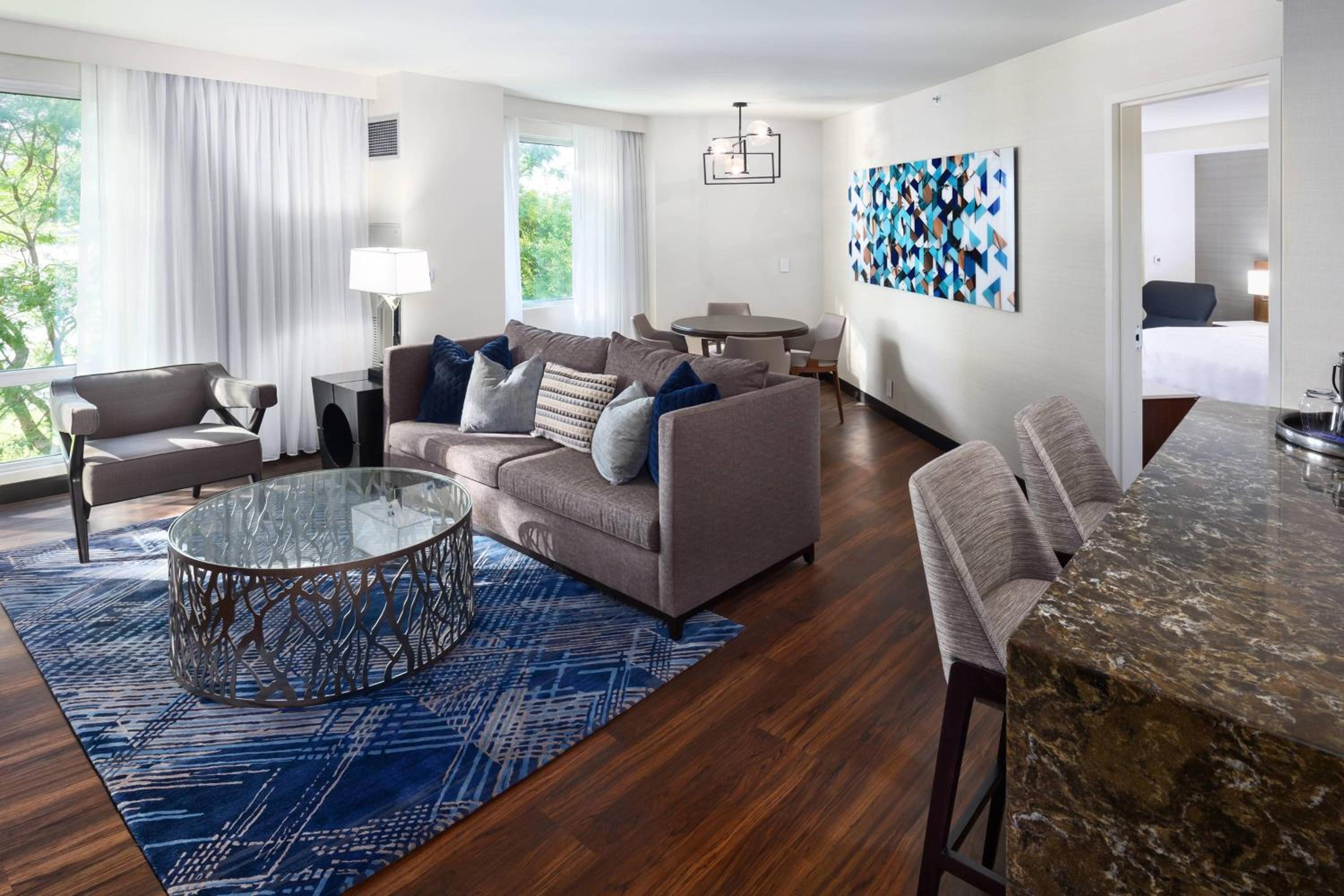 Executive Suite, 1 King, River view - Photo 3