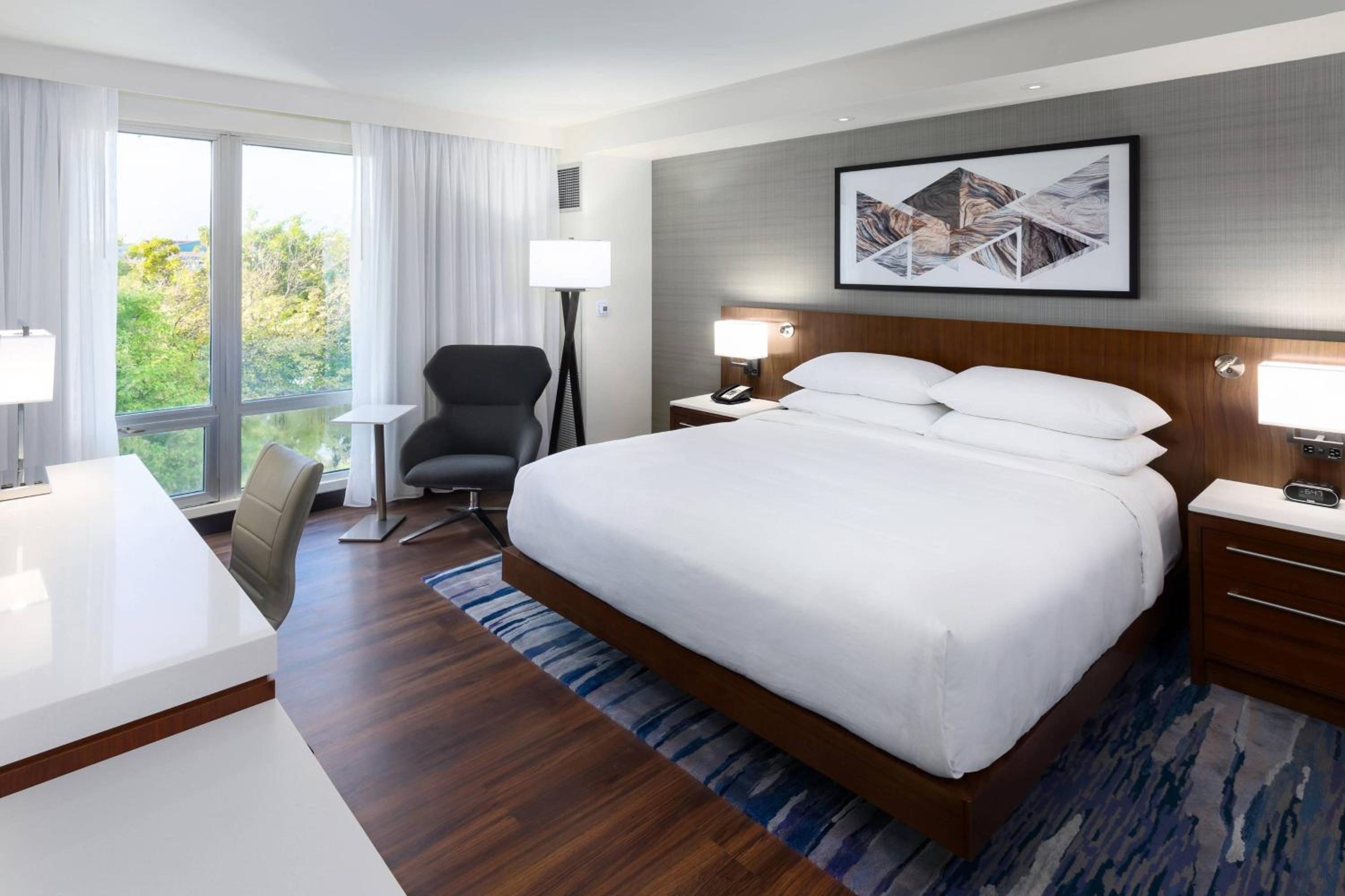Executive Suite, 1 King, River view - Photo 2