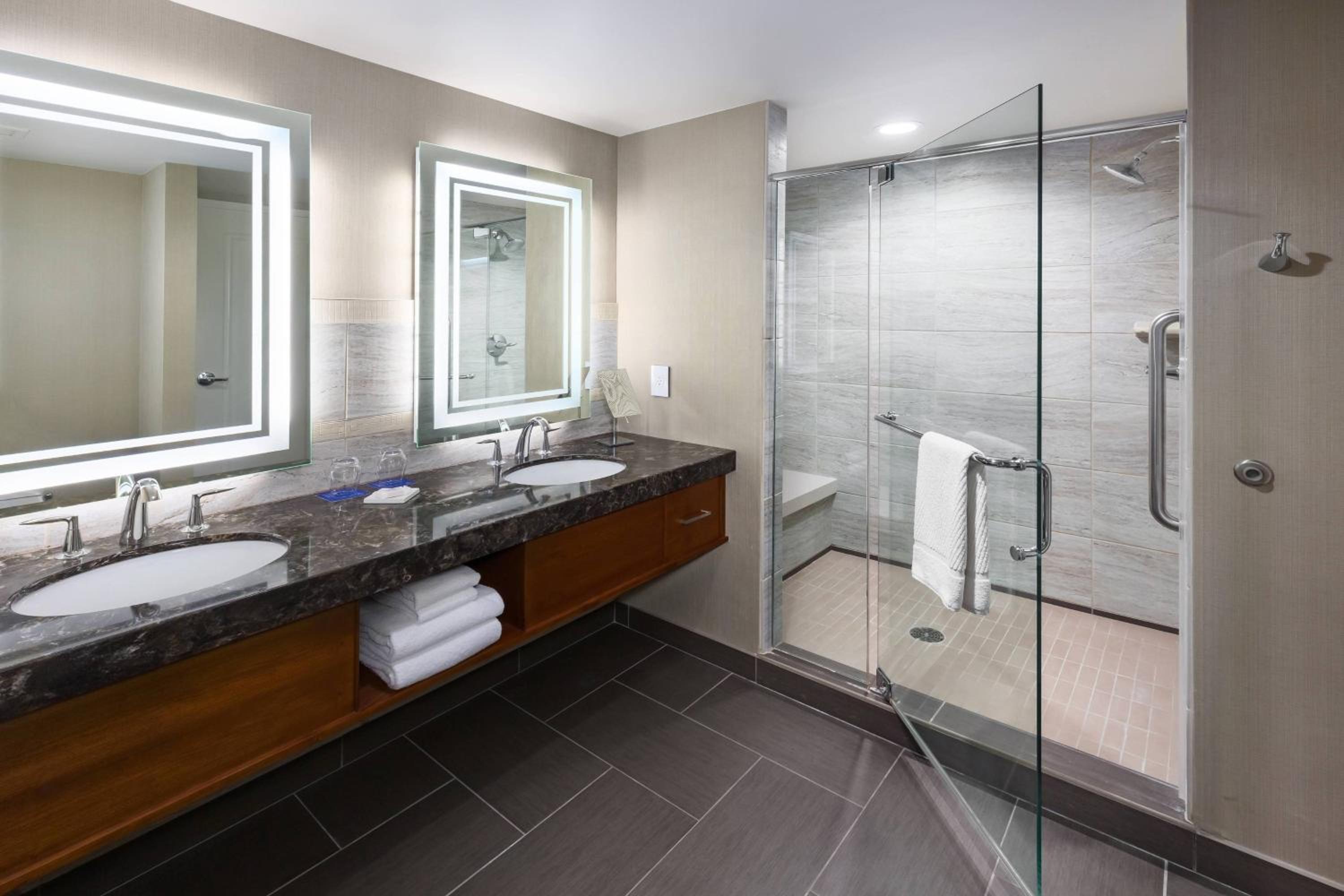 Executive Suite, 1 King, River view - Photo 4