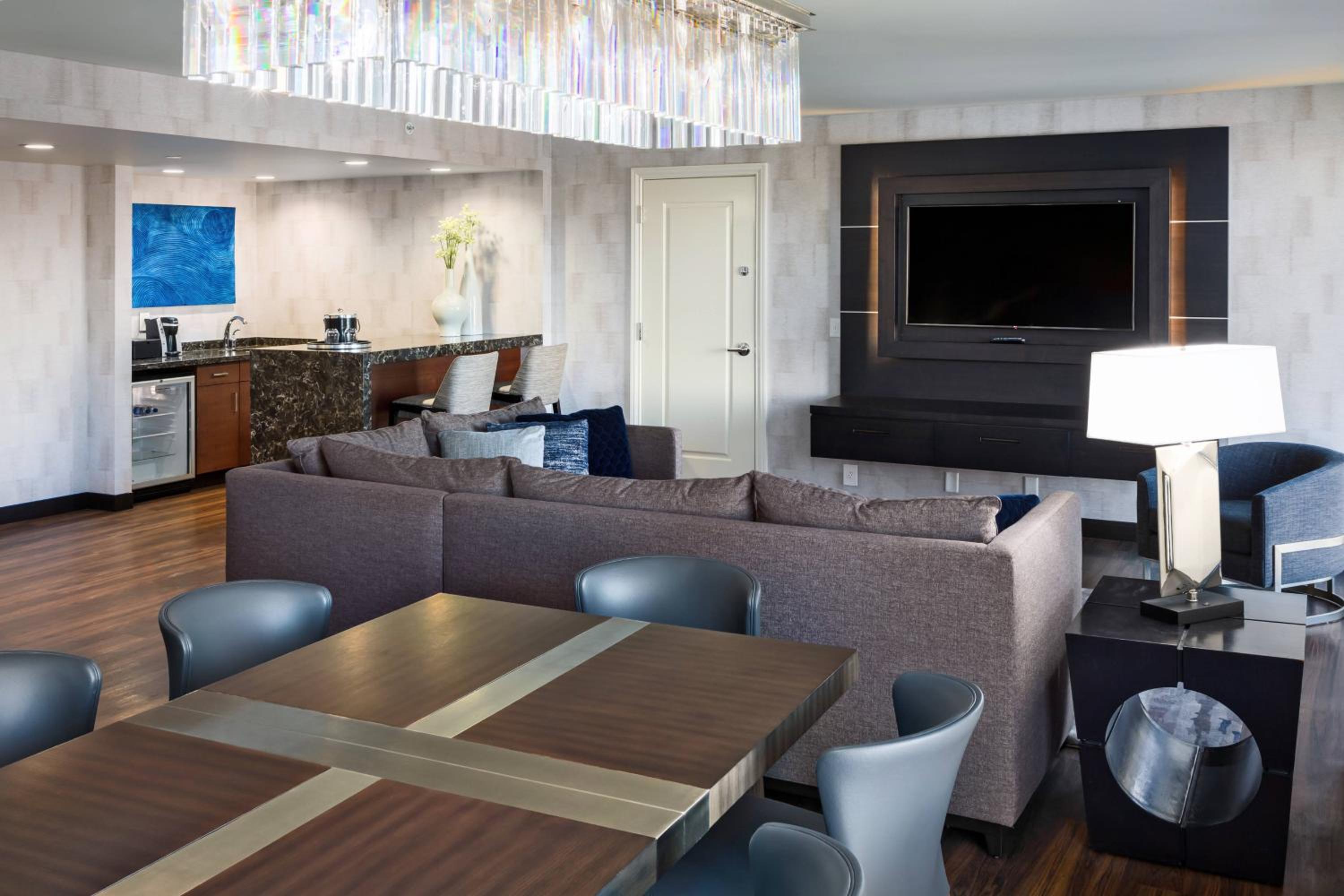 Presidential King Suite with River View photo 2