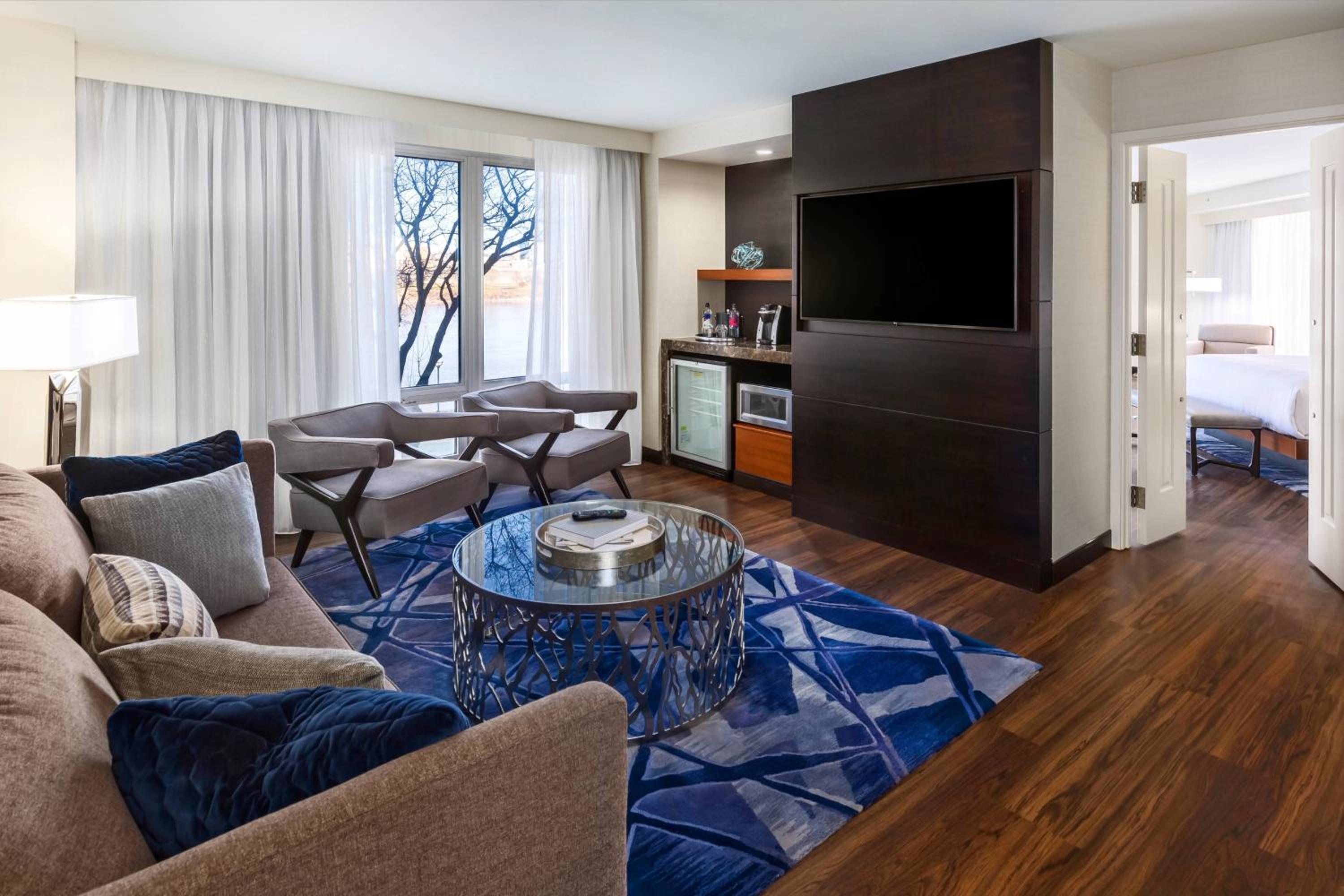 Suite, 1 King, River view - Photo 1