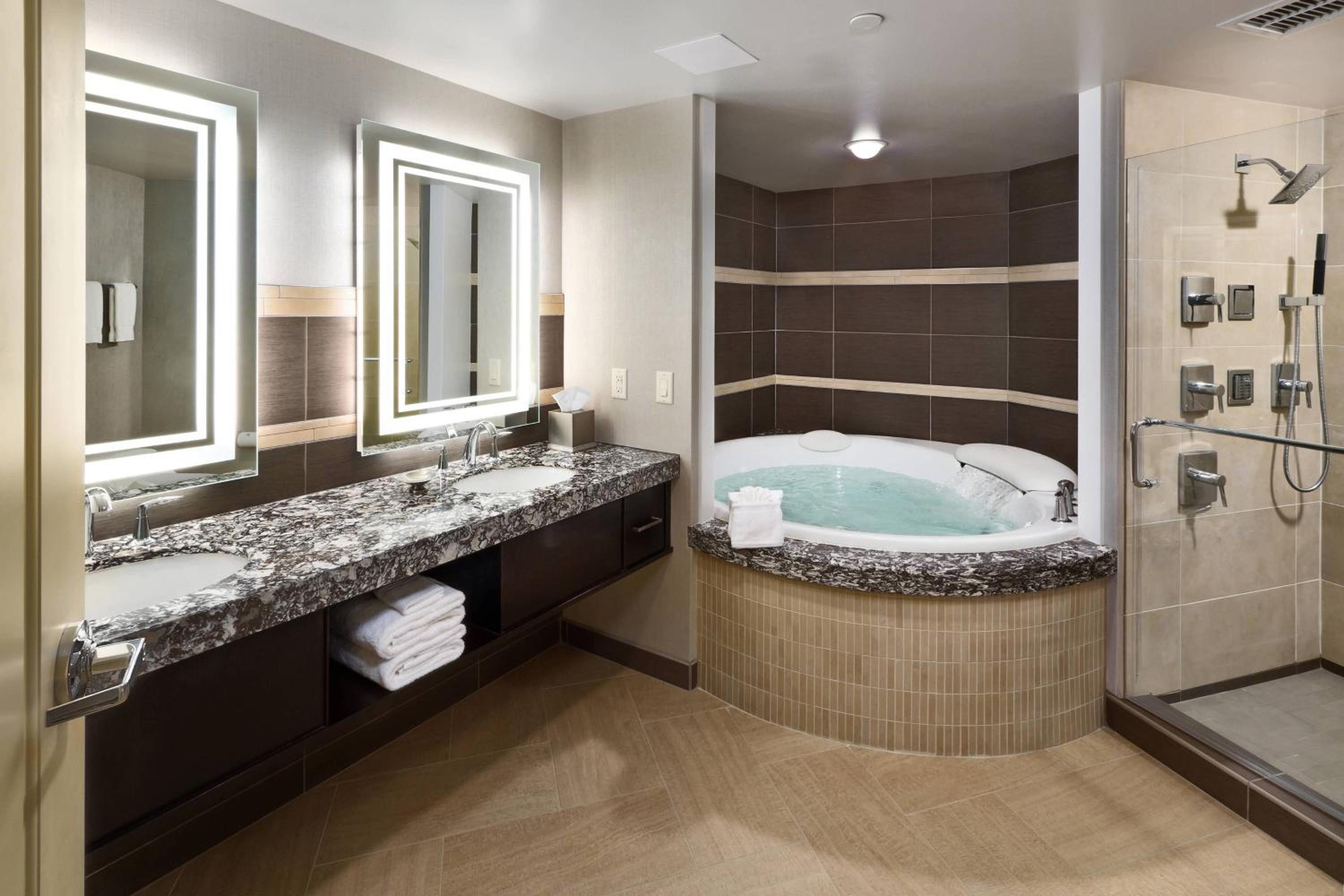 Suite, 1 King, River view - Photo 2