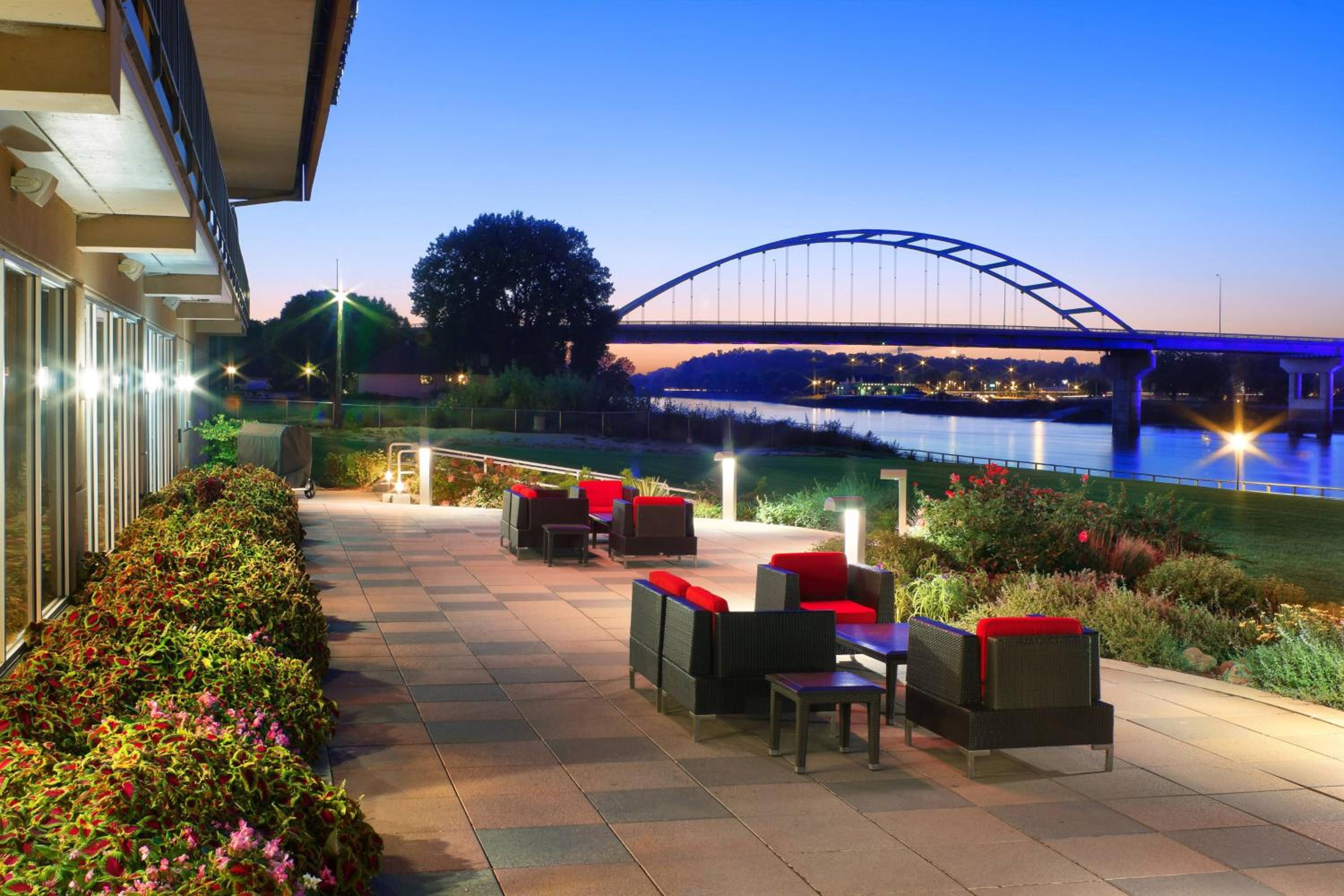 Guest room, 1 King, River view - Photo 3