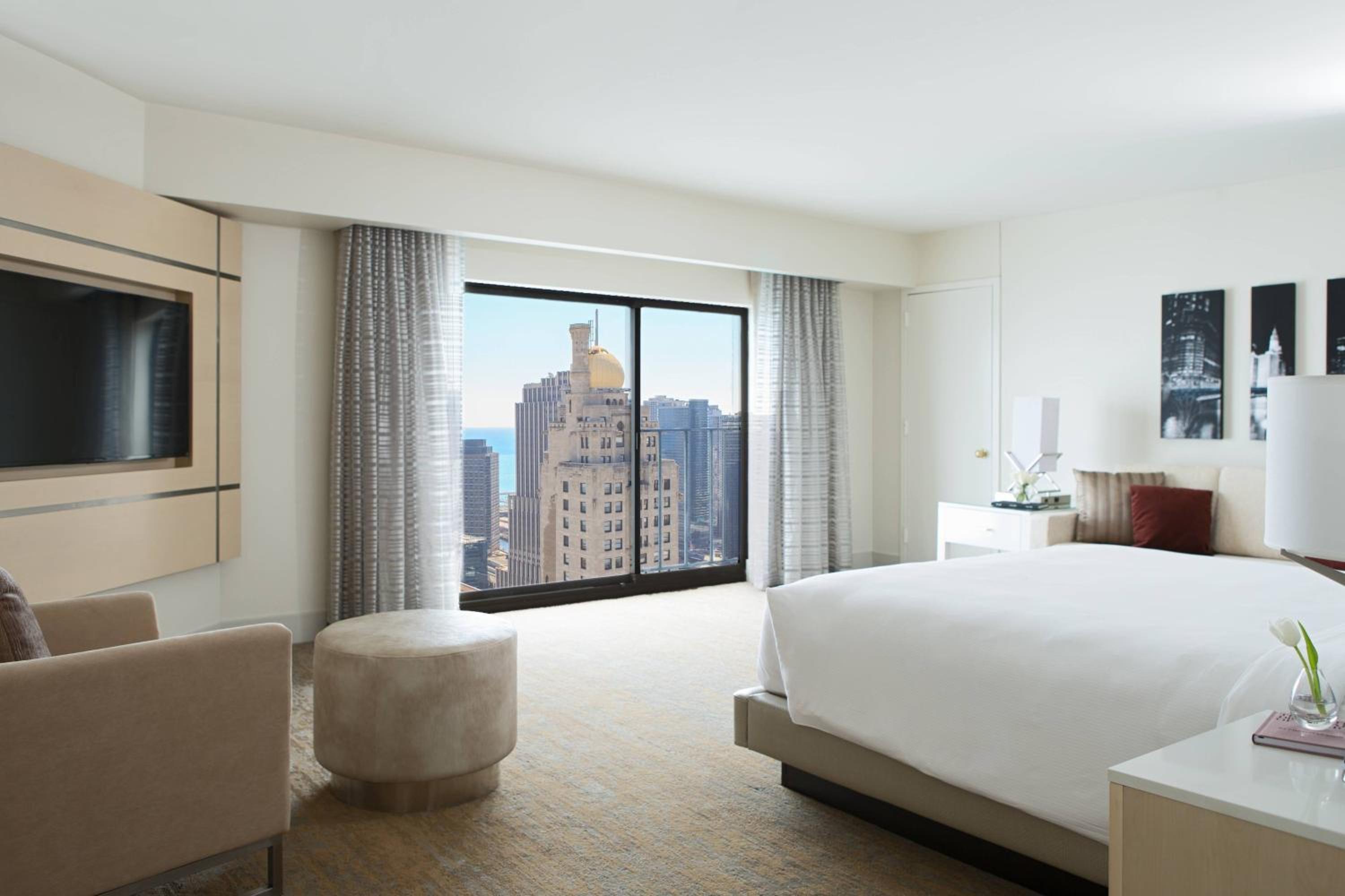 Living One-Bedroom King Suite with City View - Mobility Accessible with Tub