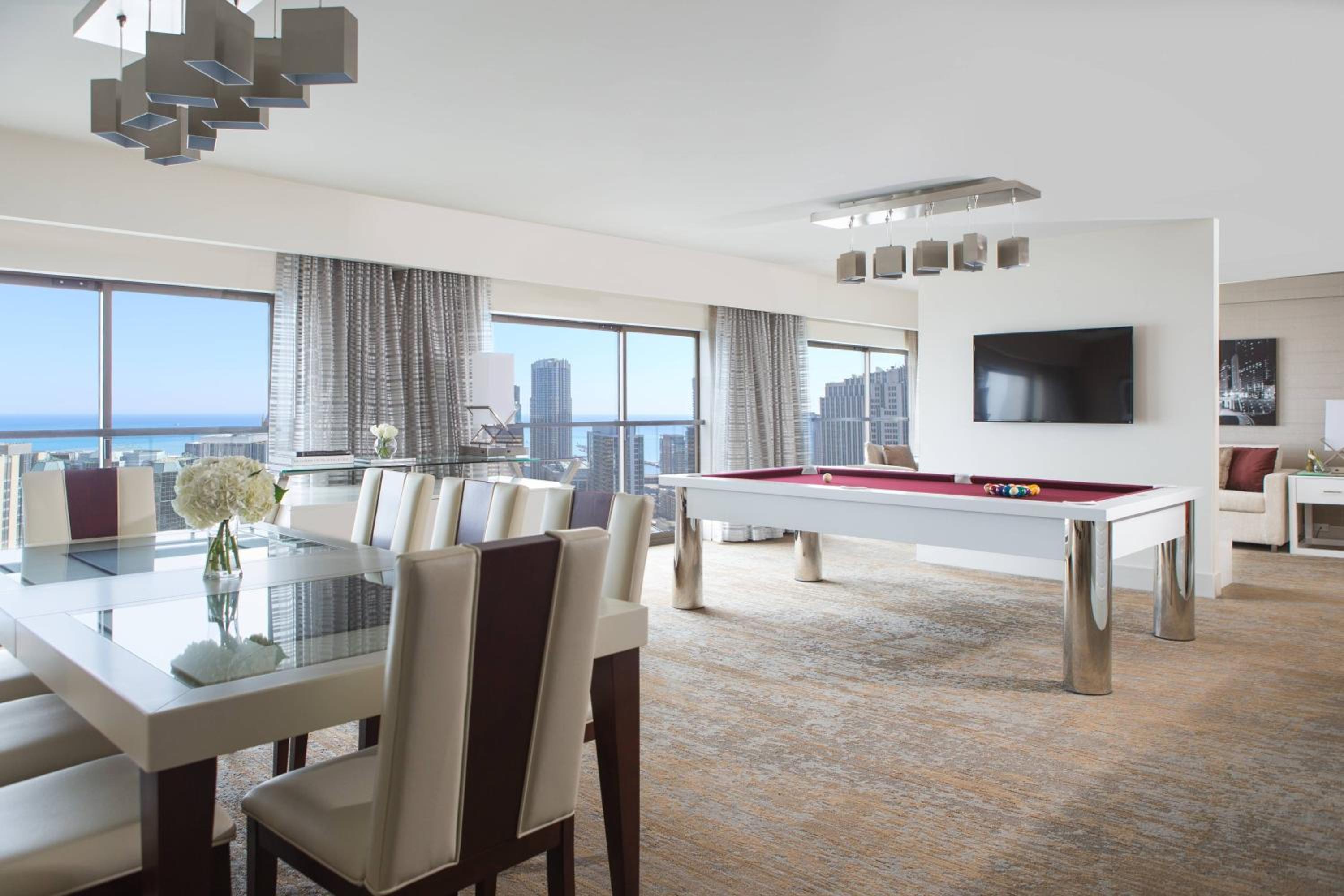 Living One-Bedroom King Suite with City View - Mobility Accessible with Tub