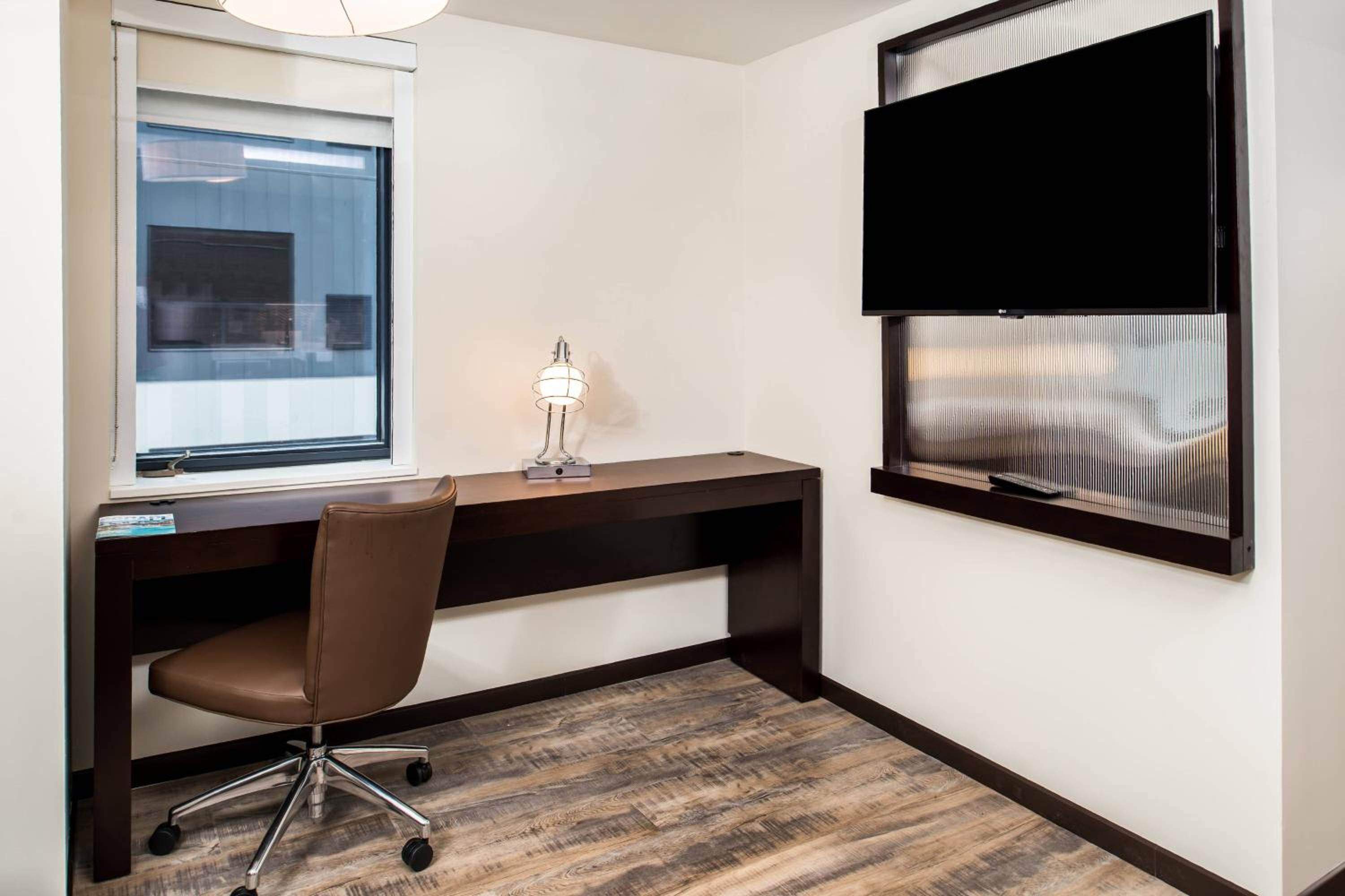 One-Bedroom King Suite photo 2