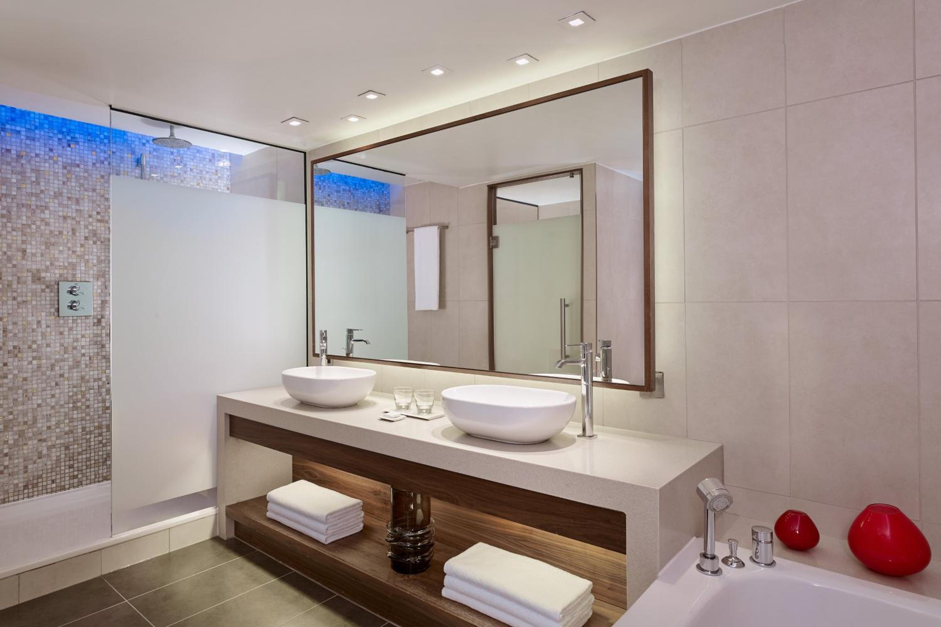 Grand, 2 Bedroom Suite, Castle view thumbnail 6