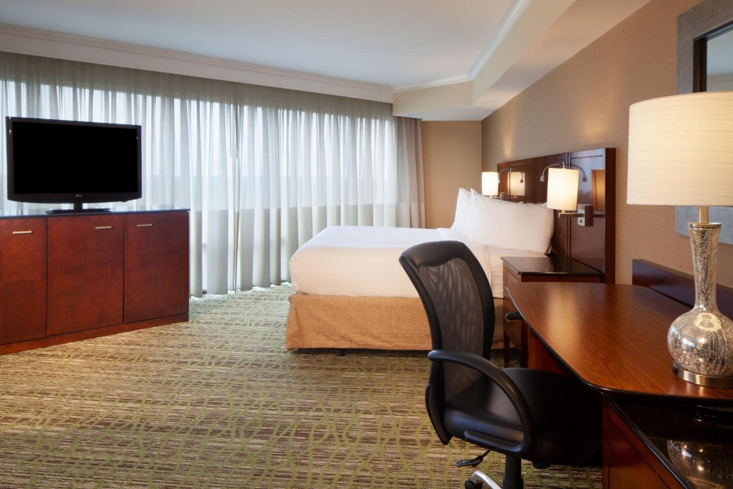 Larger Guestroom, 1 King Corner Room photo 1