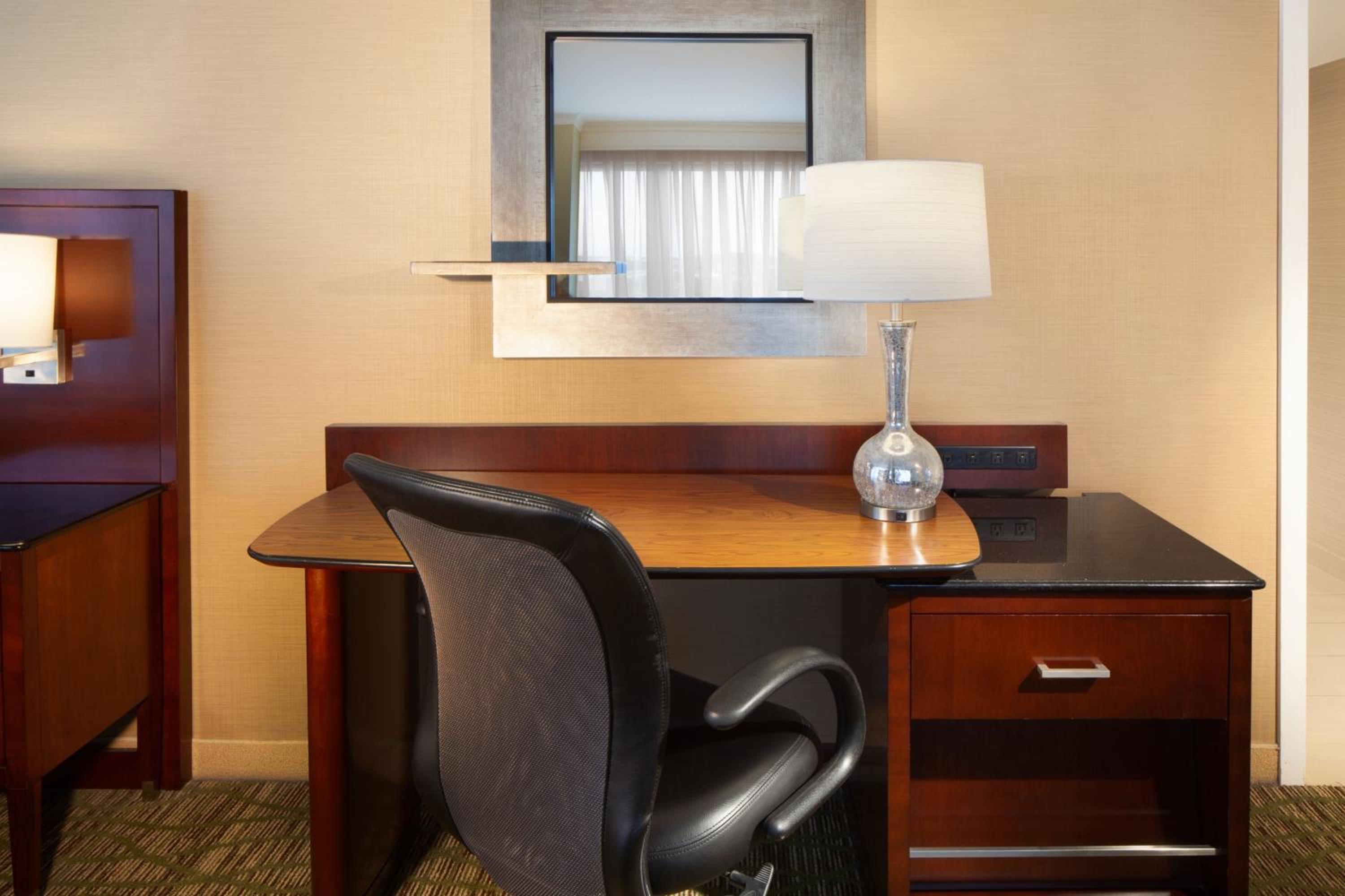 Larger Guestroom, 1 King Corner Room photo 2