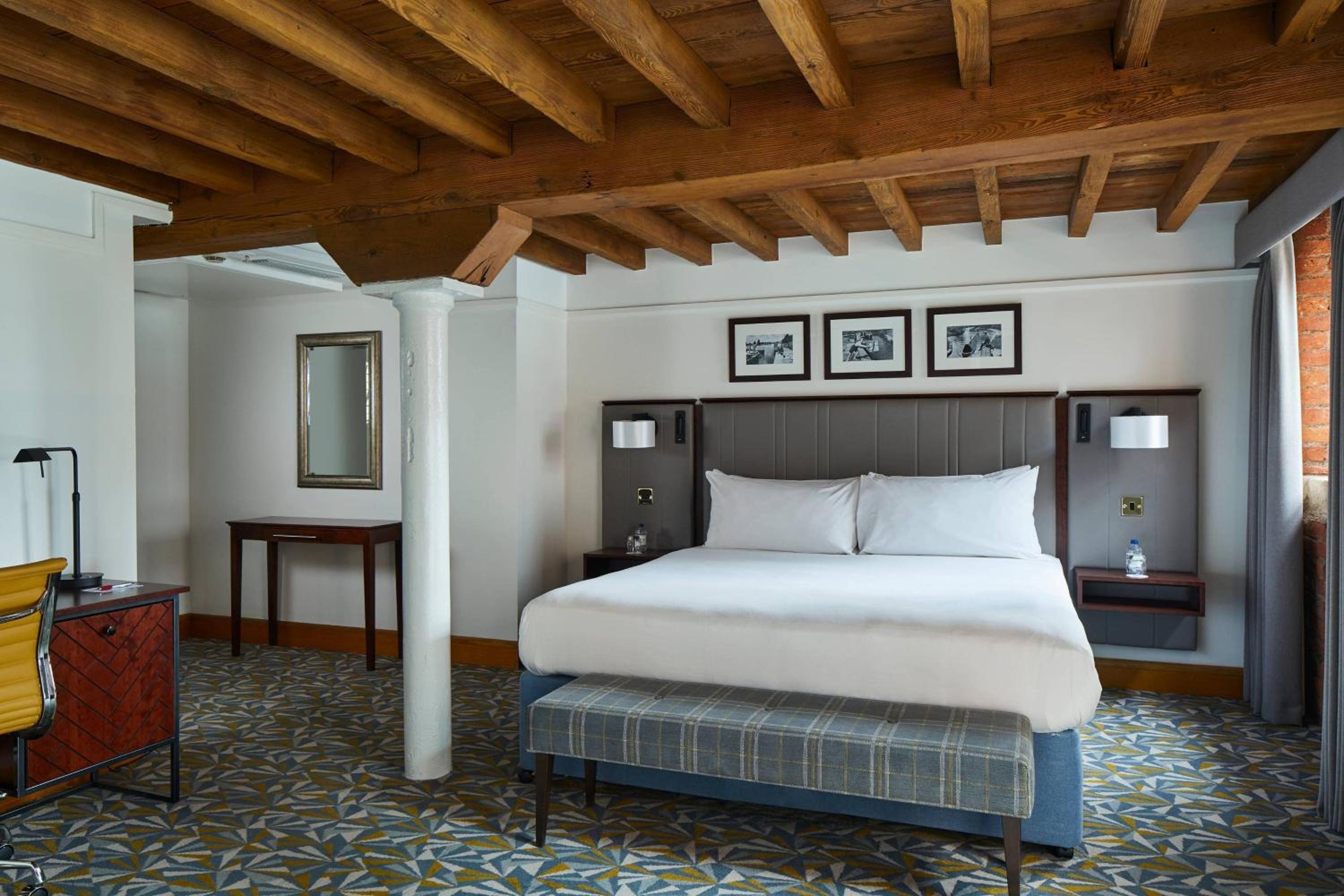 1 Bedroom Junior Suite, 1 King - Photo 4