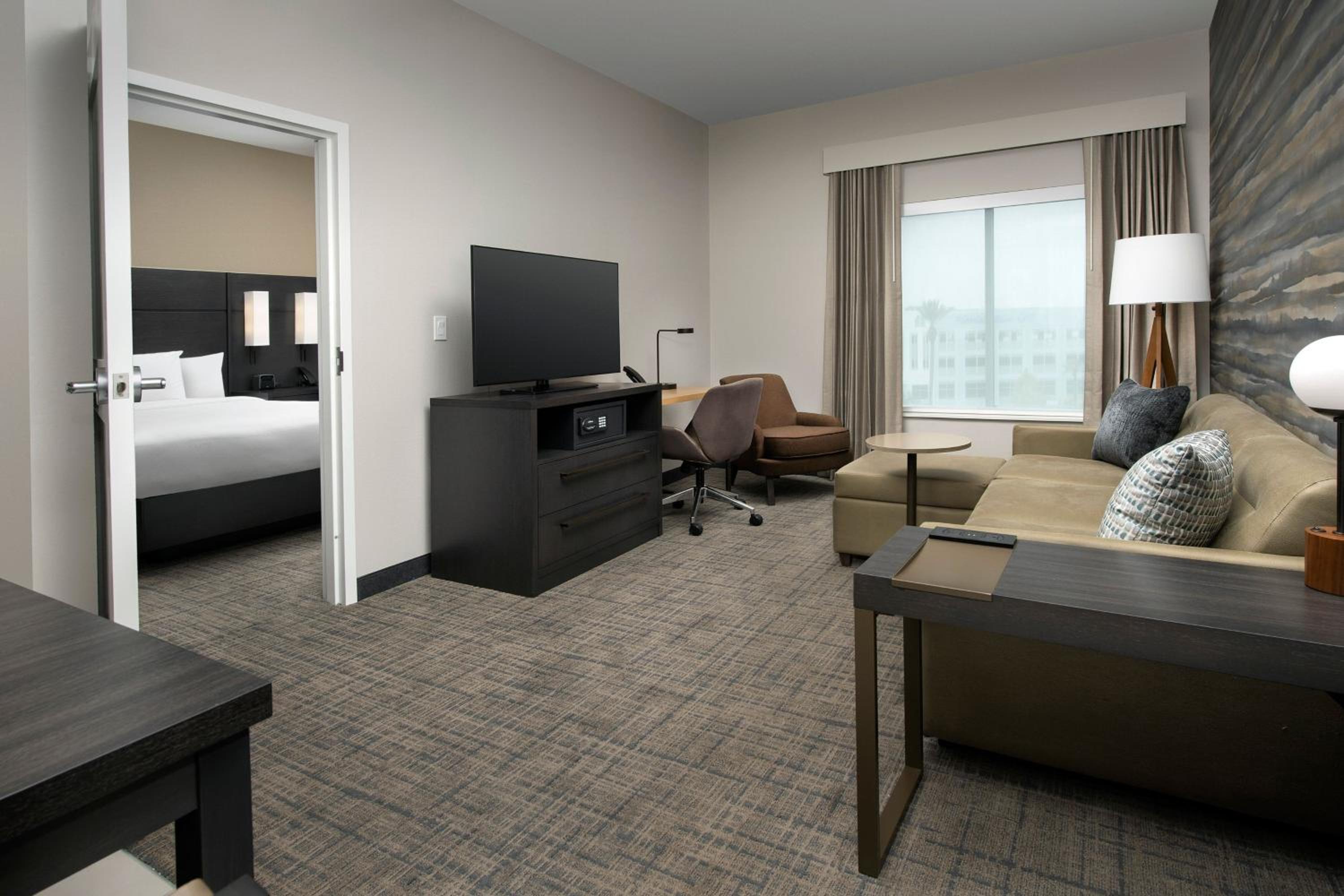 One-Bedroom Suite with Two Queen Beds and Sofa Bed - Photo 3