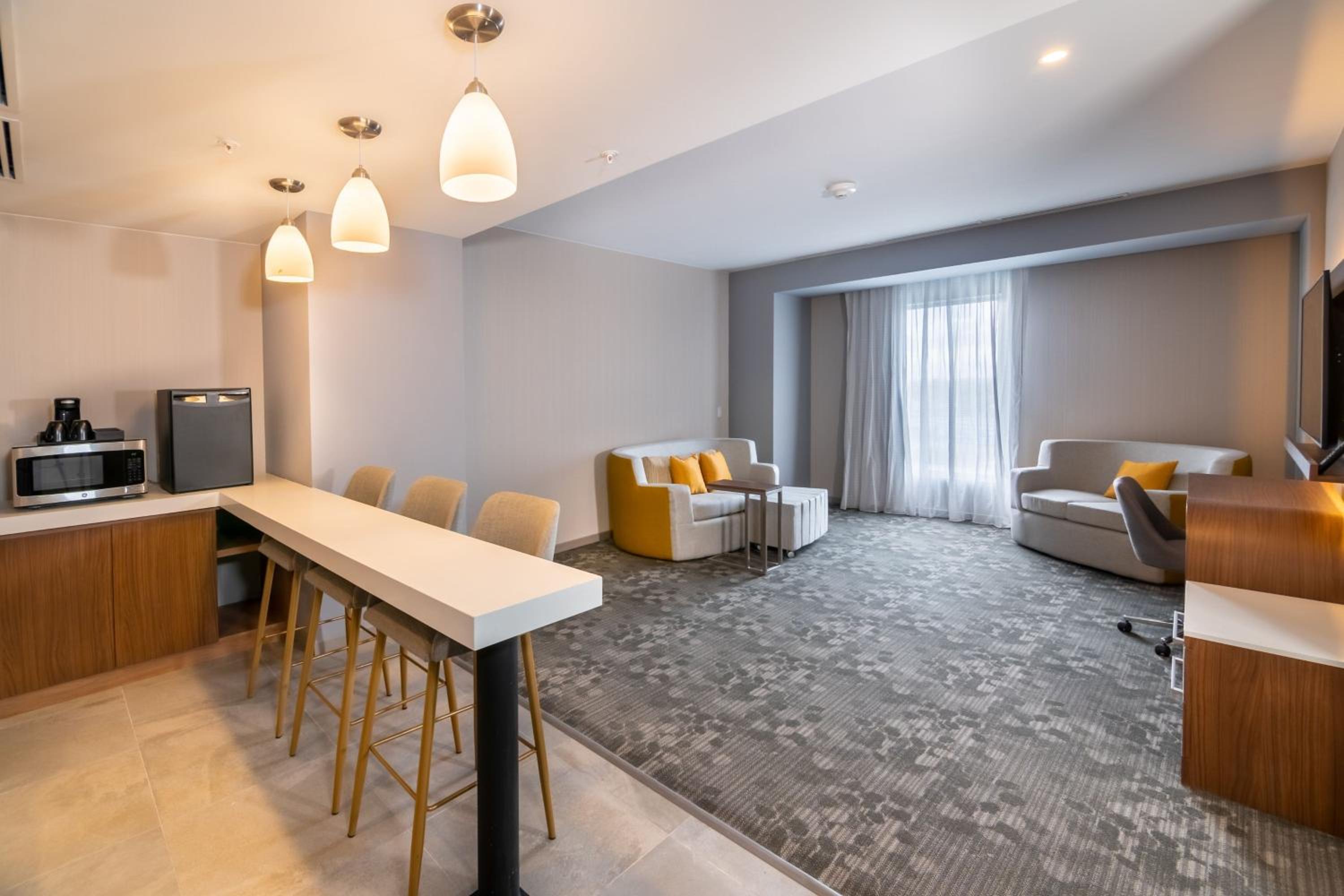 One-Bedroom Suite with Two Queen Beds and Sofa Bed - Photo 4